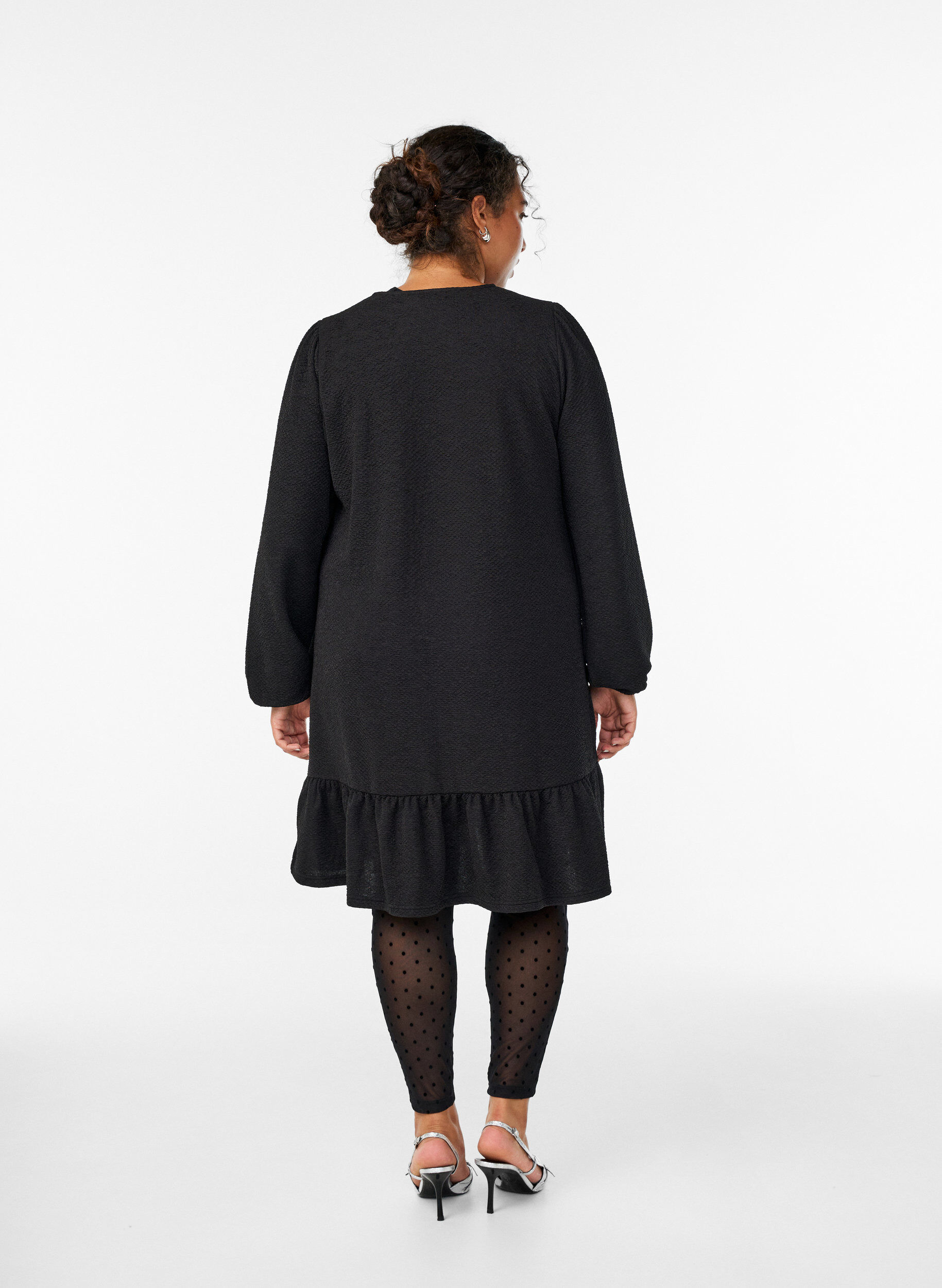 Zizzi Robe courte textur&eacute;e avec un ourlet &agrave; volants, Noir, Model image number 2