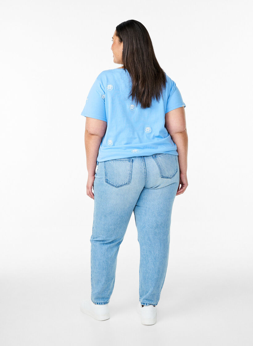 Jeans Mille mom-fit &agrave; d&eacute;tails effiloch&eacute;s, Bleu Clair, Model
