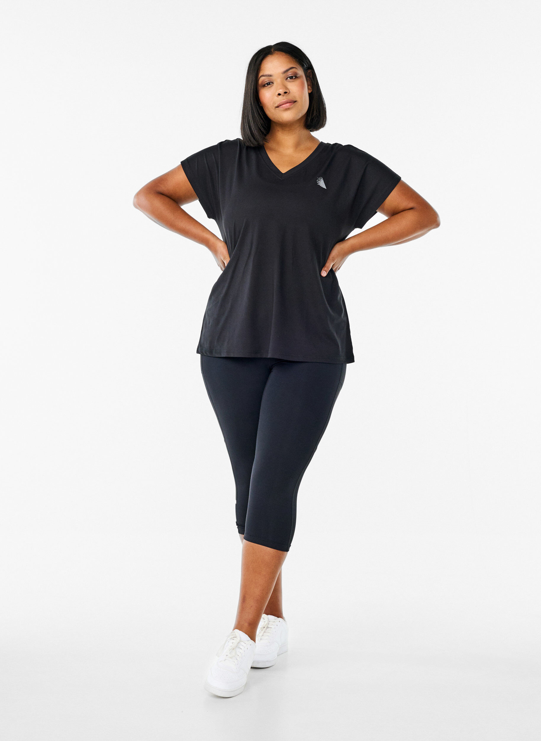 Zizzi T-shirt ample de sport &agrave; col en V, Noir, Model image number 1