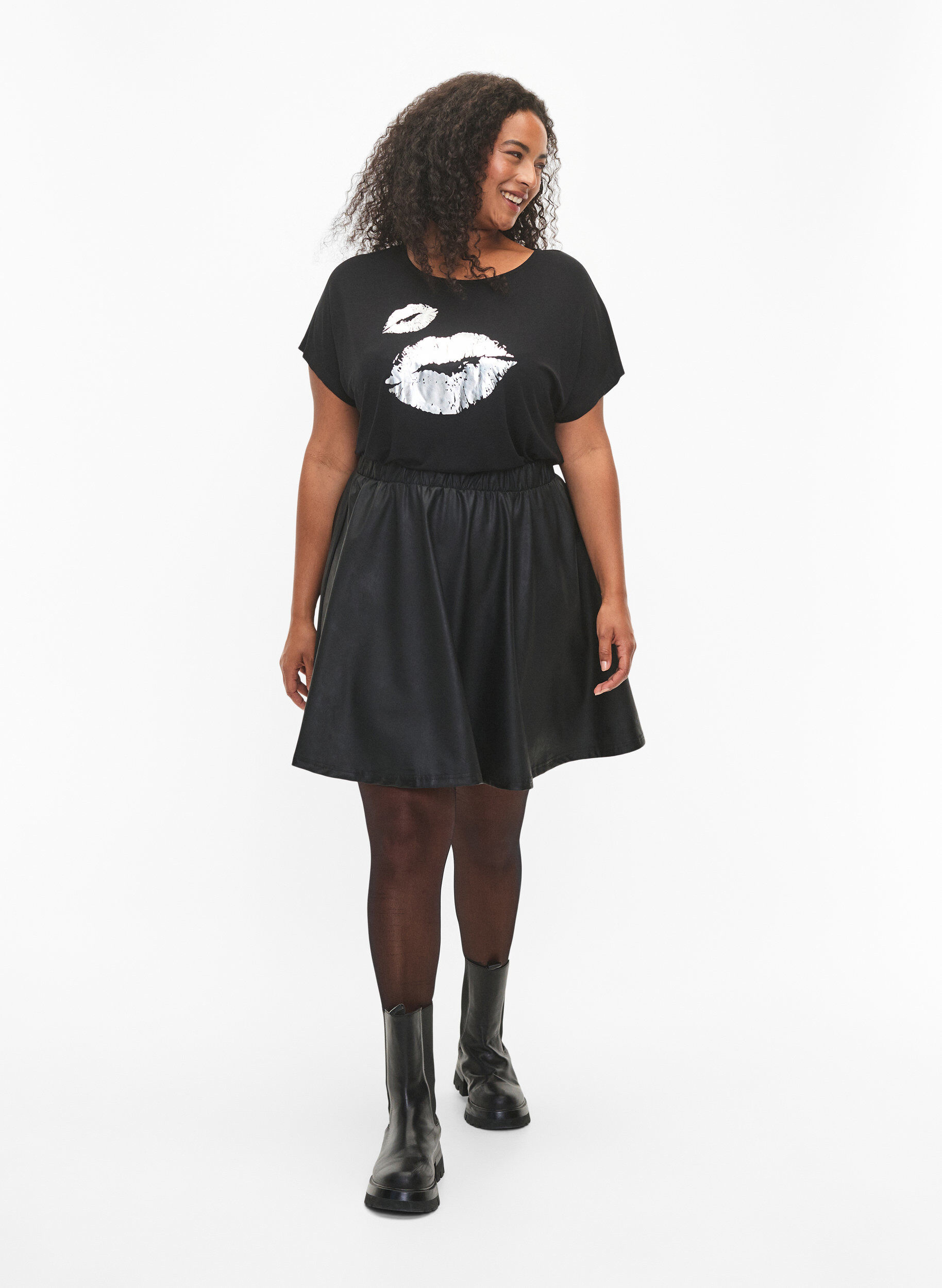 Zizzi T-shirt &agrave; manches courtes en viscose avec imprim&eacute; , Black W. Lips, Model image number 2