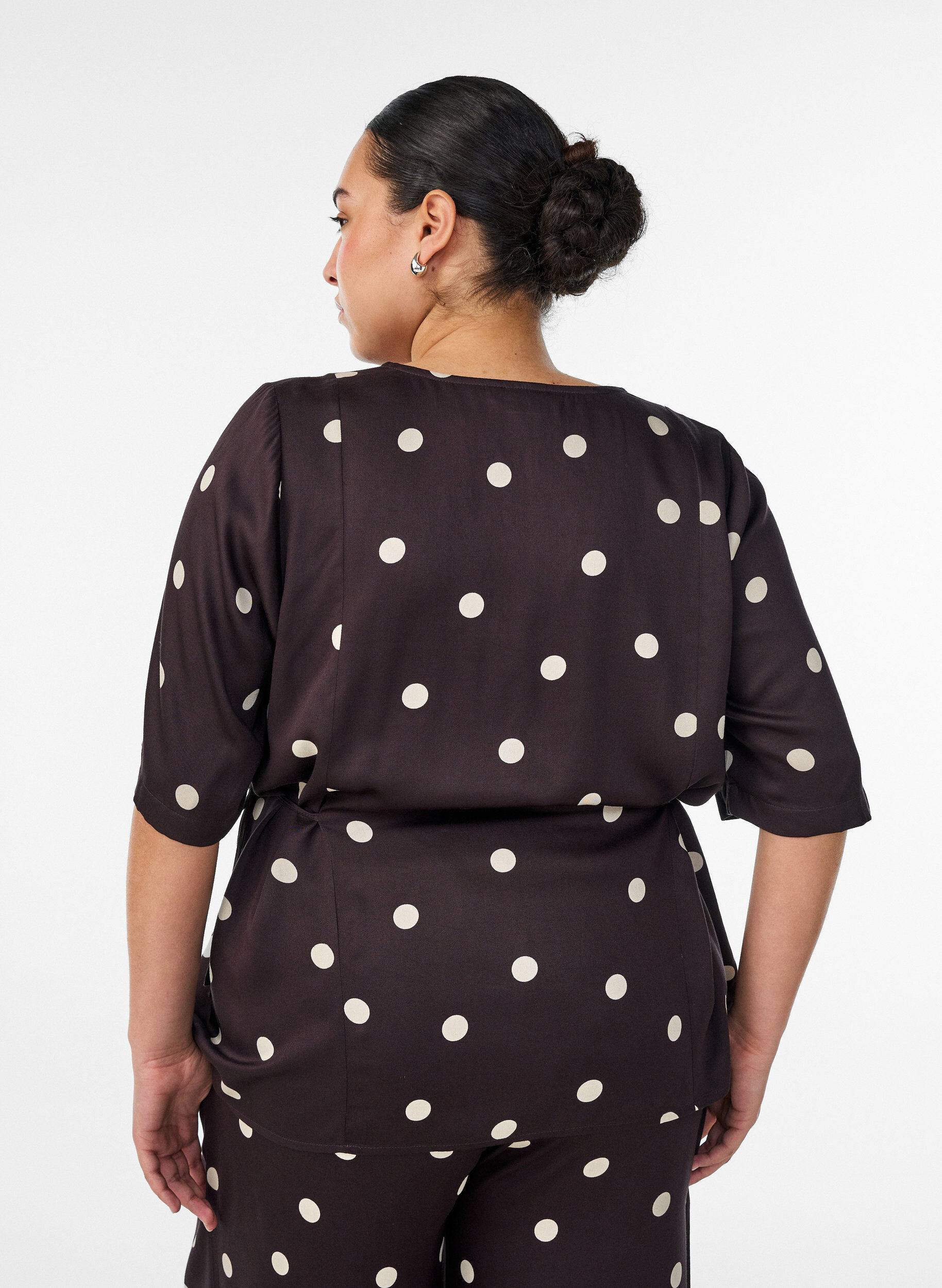 ZizziBlouse en viscose &agrave; pois avec col en V et lien &agrave; nouer, Marron, Model image number 2