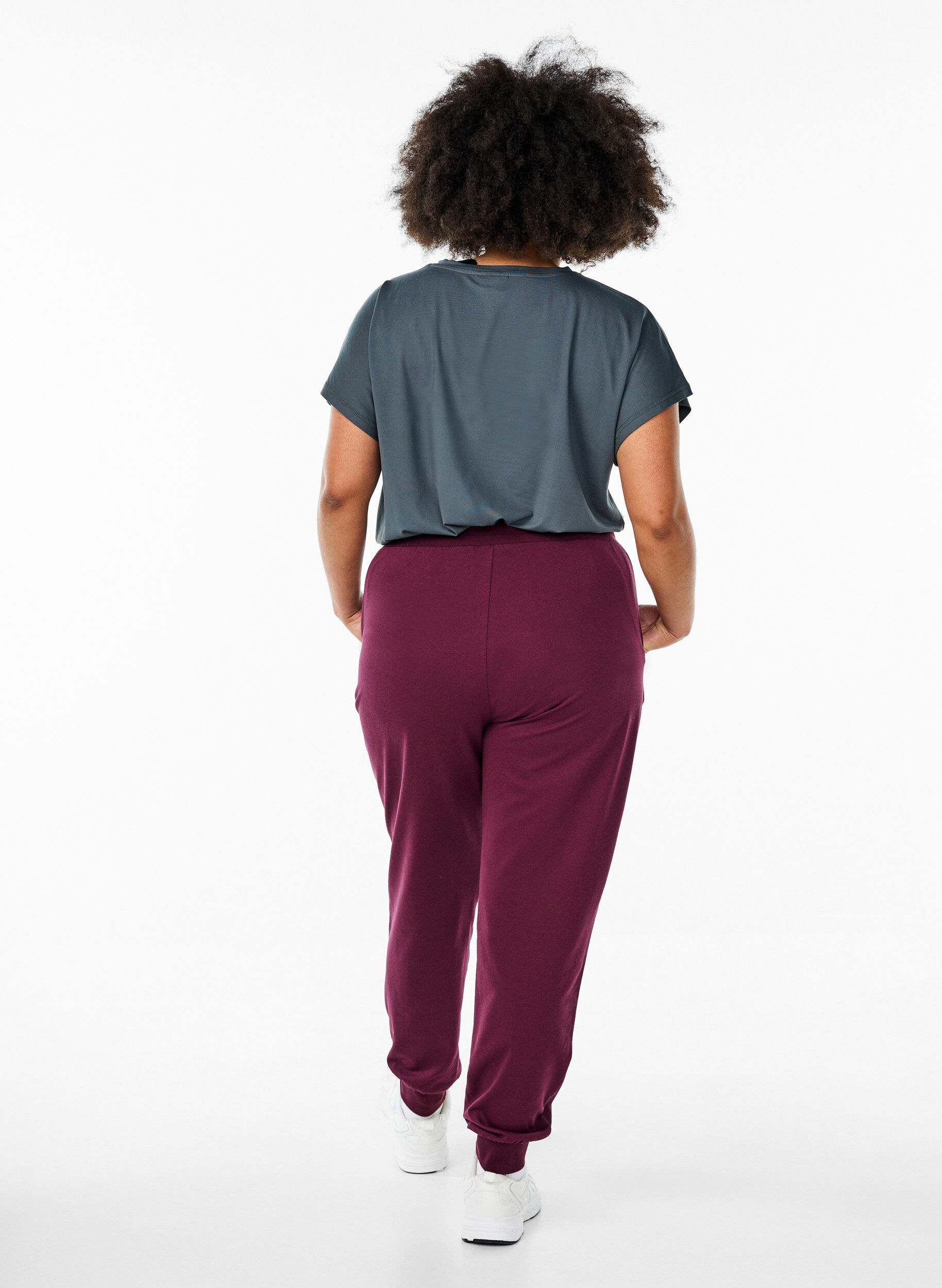 Zizzi Pantalon de sport ample avec des poches, Bordeaux, Model image number 2