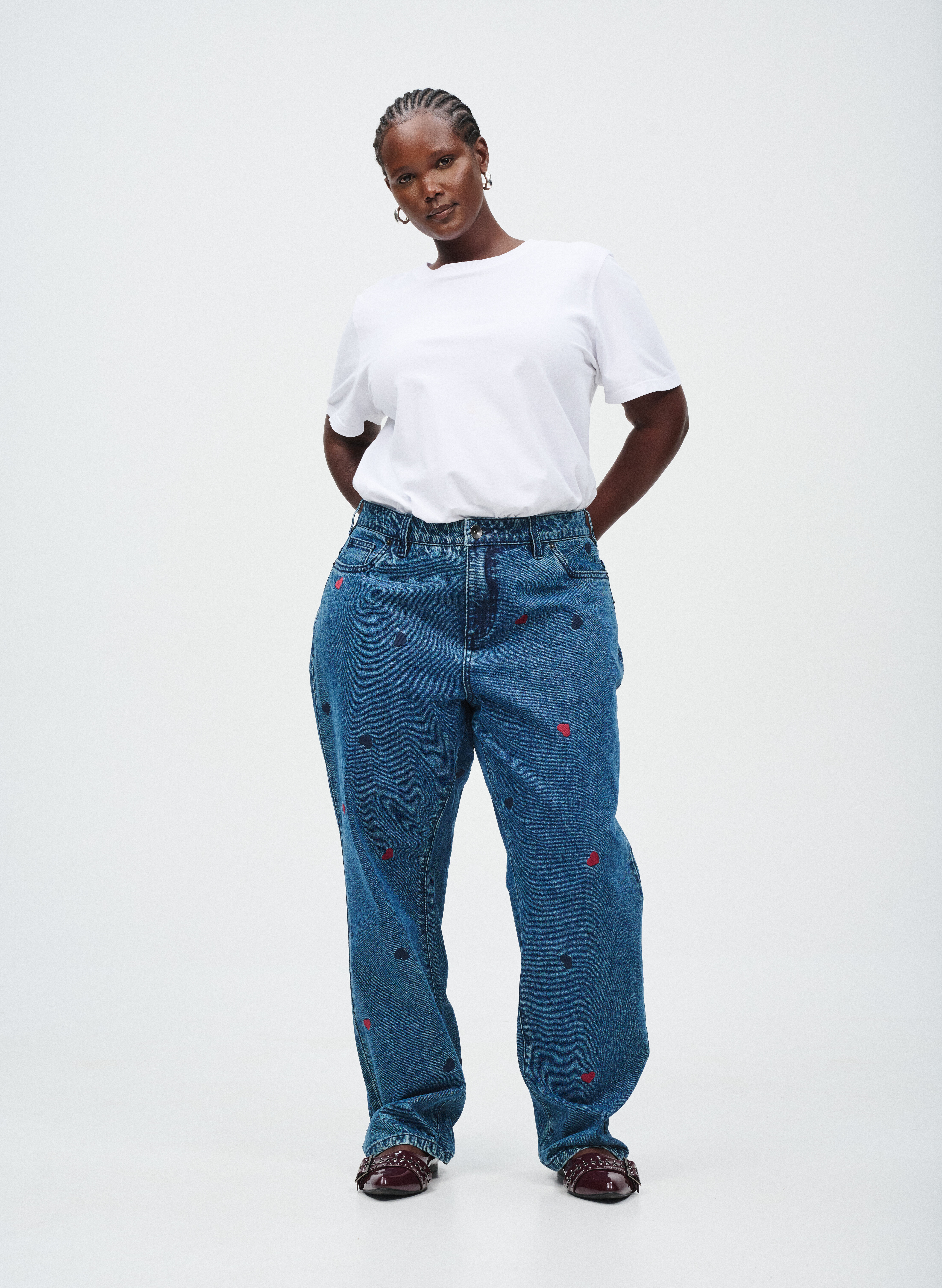 Jeans avec d&eacute;tails brod&eacute;s, , Model