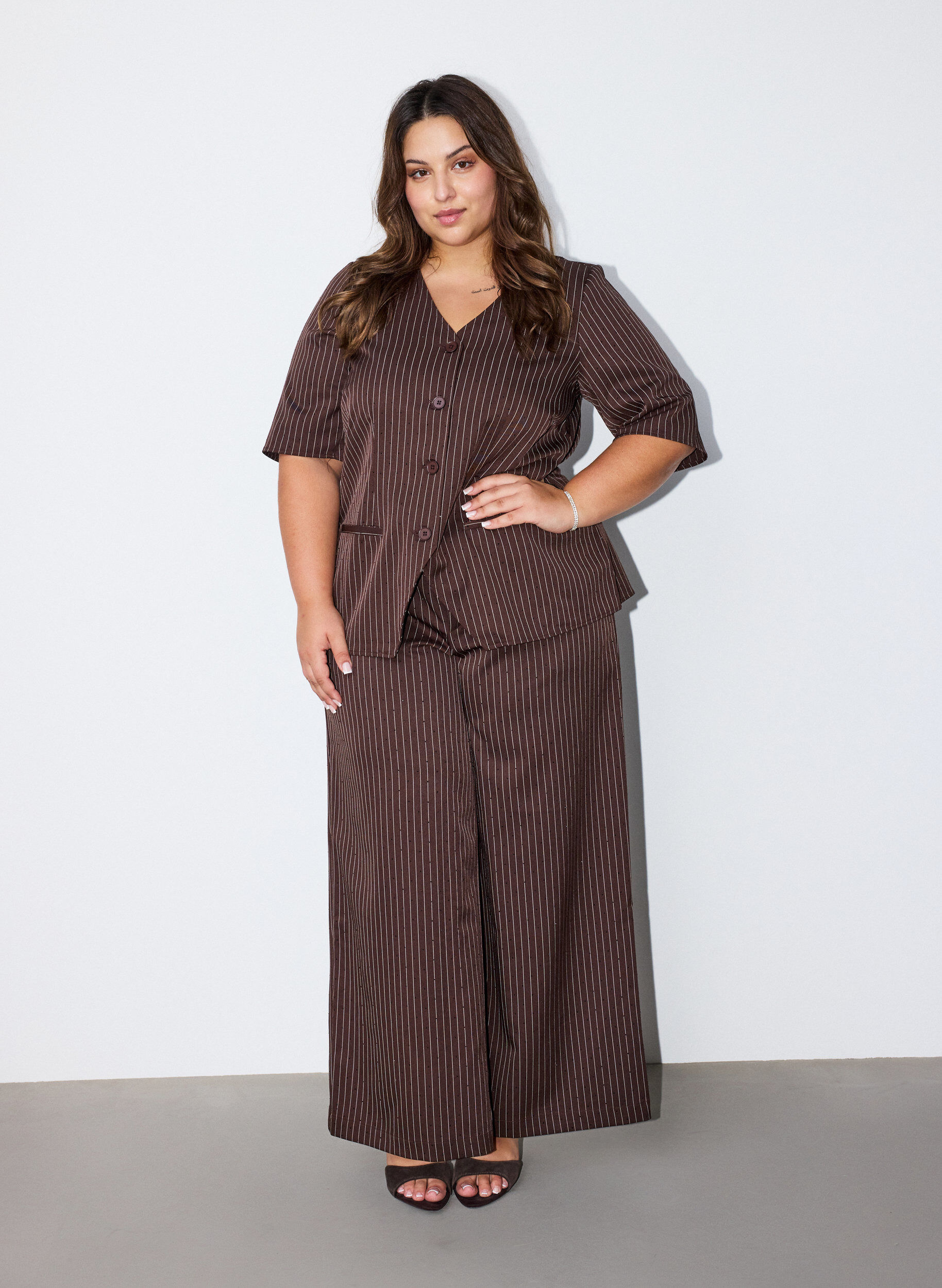 ZizziBlouse &agrave; fines rayures avec strass et boutons, Marron, Model image number 1