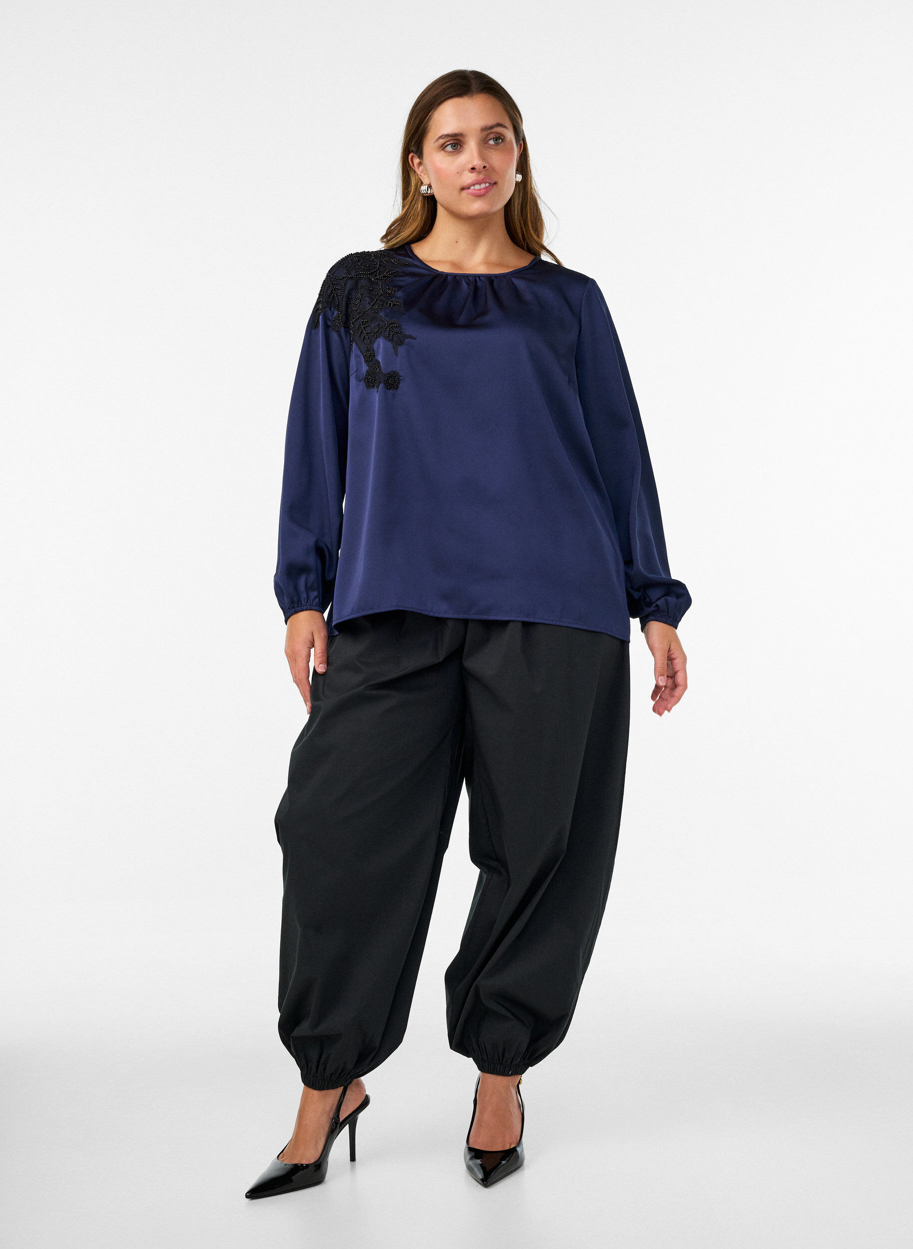 ZizziBlouse en satin avec appliqu&eacute; en dentelle et perles, Bleu, Model image number 1