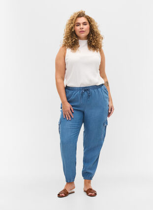 Pantalon cargo en look denim avec poches, Light blue denim, Model image number 0