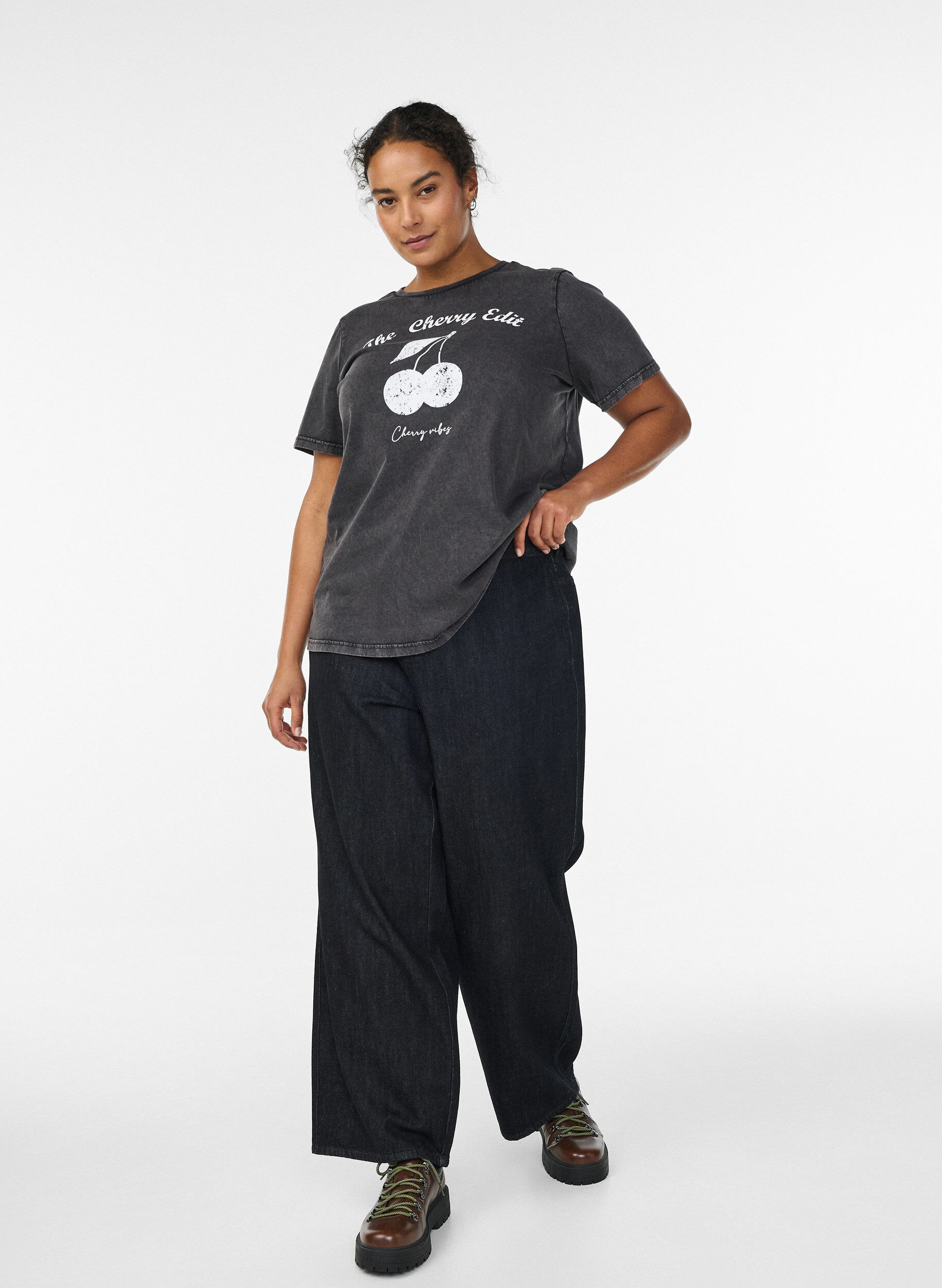 Zizzi T-shirt en coton bio avec imprim&eacute;, Gris anthracite, Model image number 1