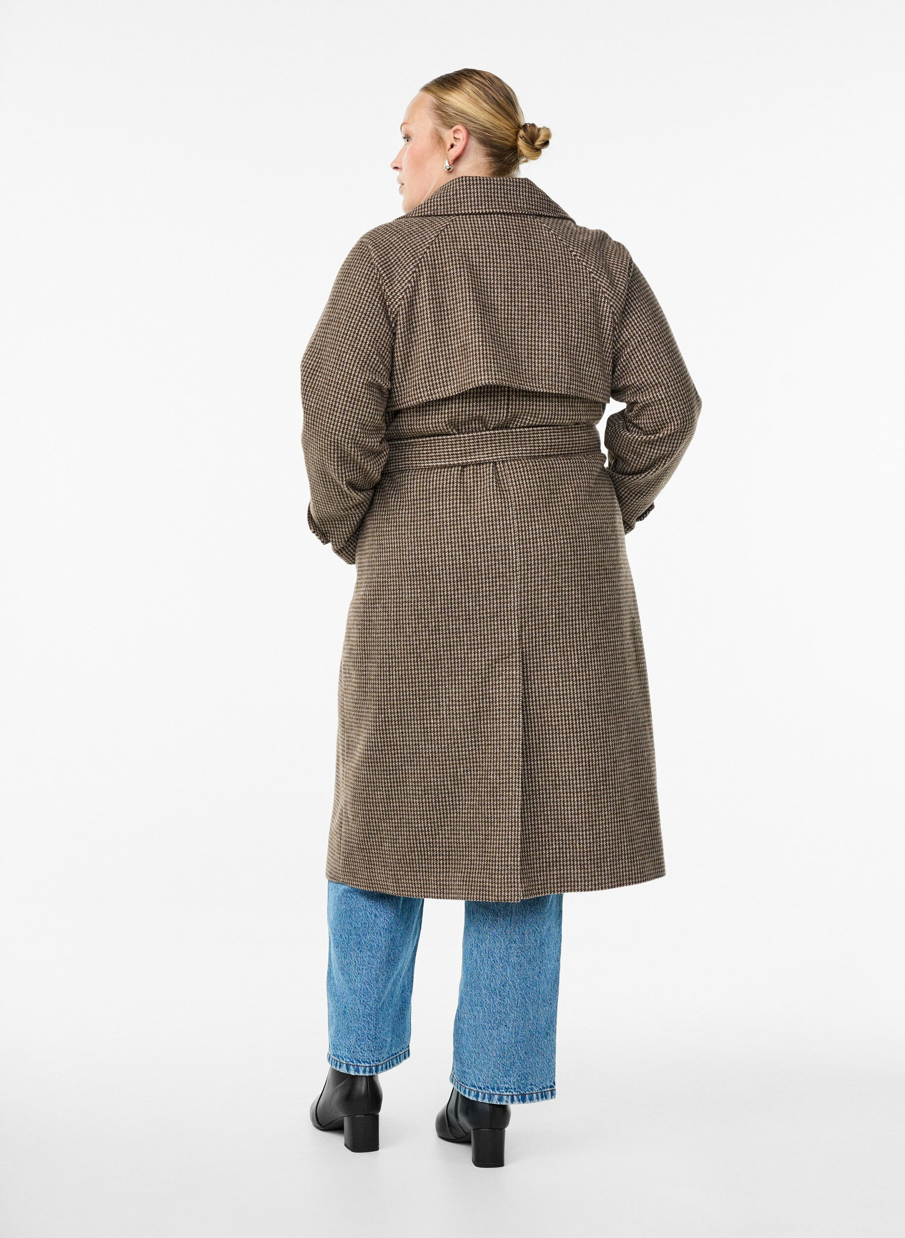Zizzi Manteau &agrave; carreaux avec ceinture, Marron, Model image number 2