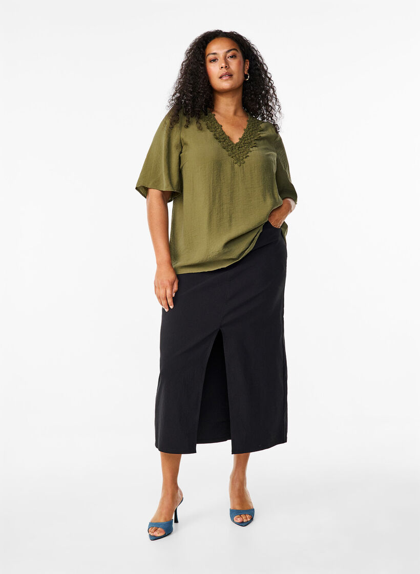 Chemisier en viscose avec col en V et détails brodés, Vert, Model image number 1