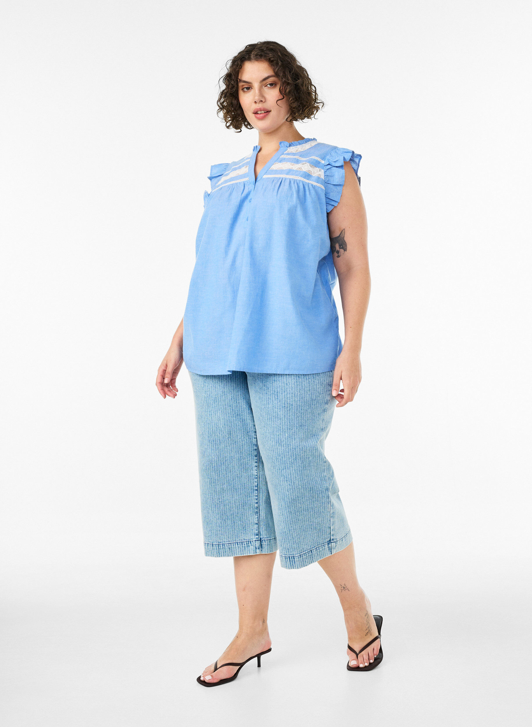 ZizziBlouse sans manches en coton &agrave; bords volant&eacute;s, Bleu Clair, Model image number 1