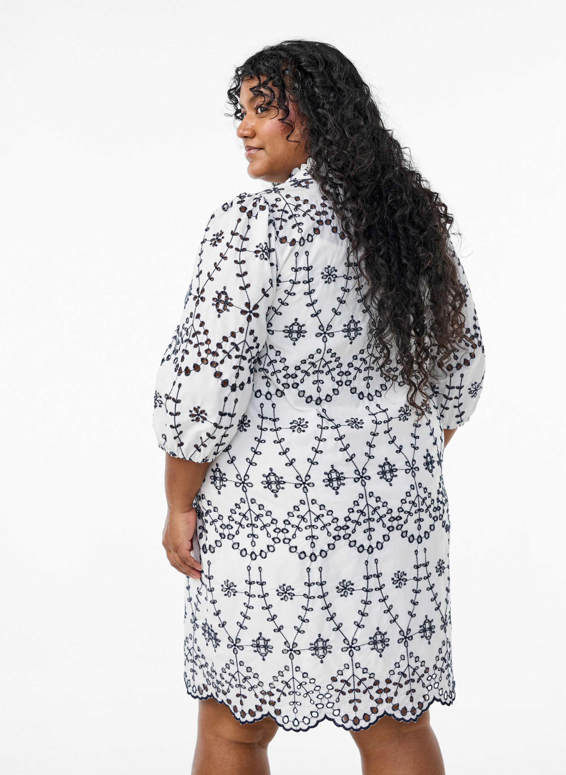 Zizzi Robe avec broderie anglaise contrastante, White w. Navy Blazer, Model image number 1