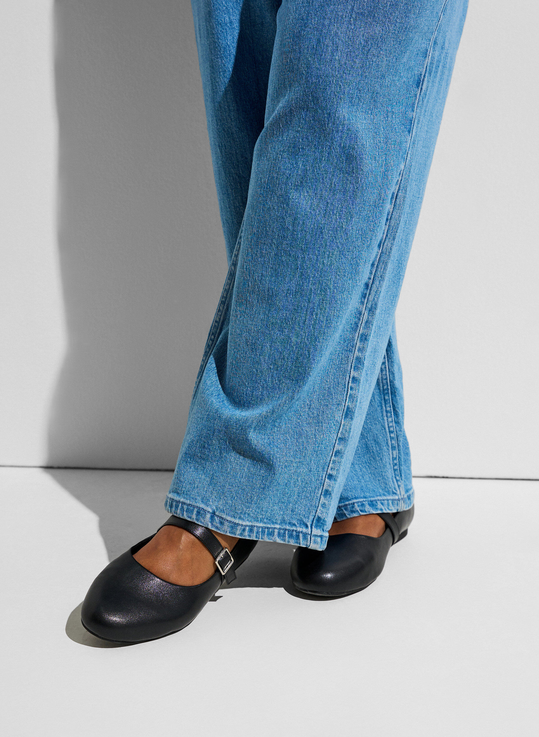 Ballerine en similicuir avec bride, Noir, Model