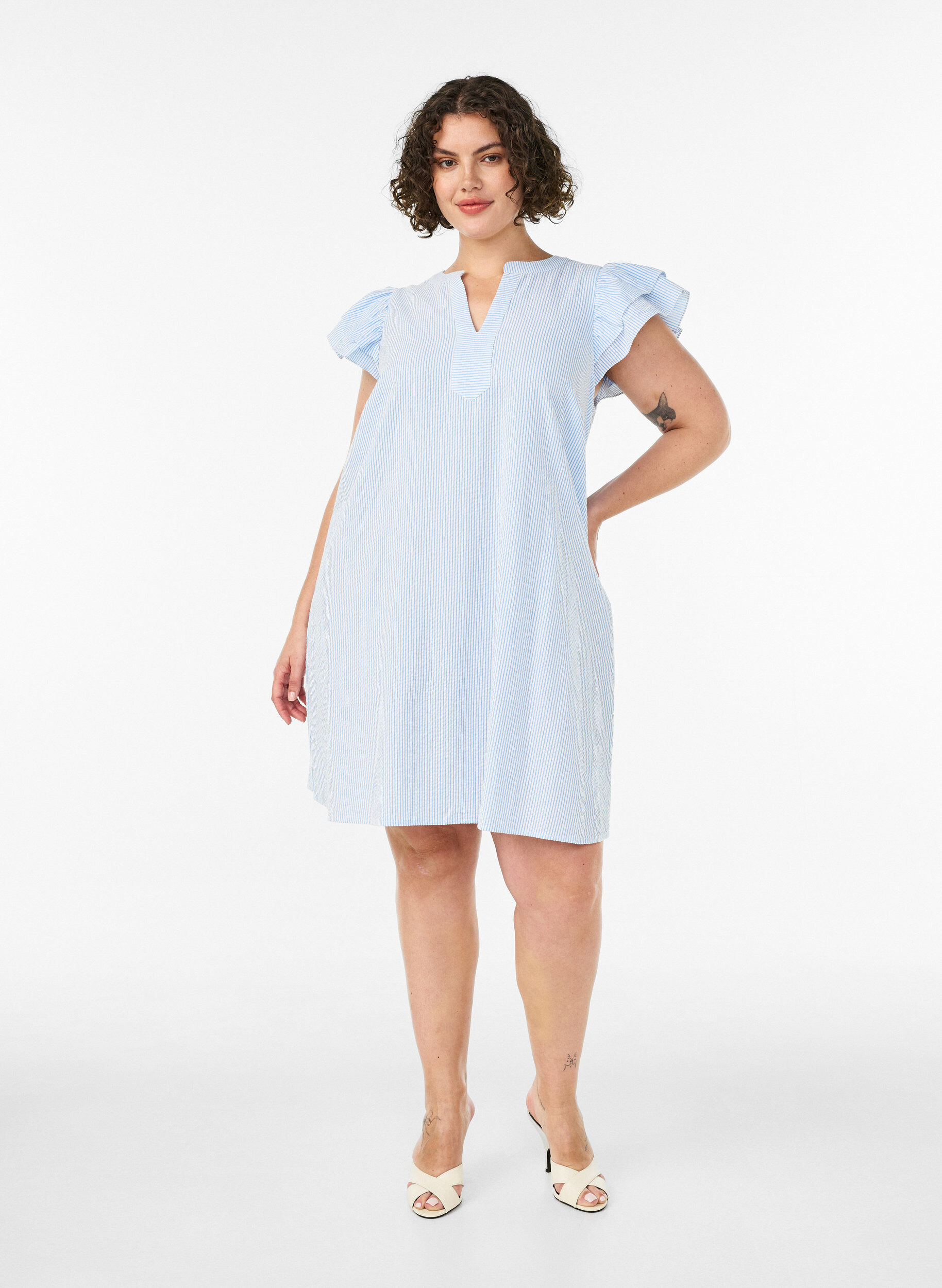 ZizziRobe ray&eacute;e en coton avec volants et coupe &eacute;vas&eacute;e, Bleu Clair, Model image number 1