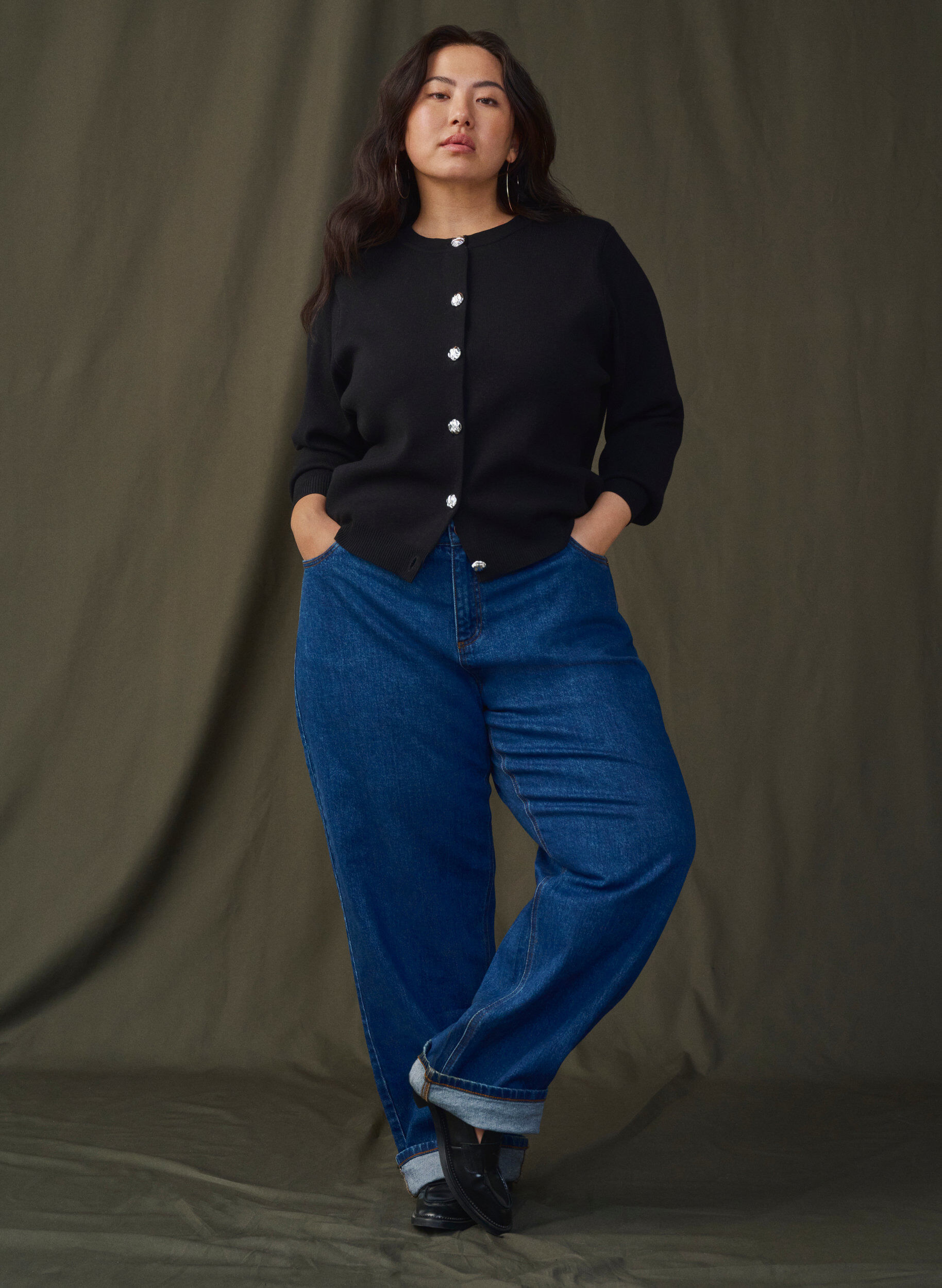 Zizzi Cardigan en maille avec boutons d&eacute;coratifs, Black, Image image number 0