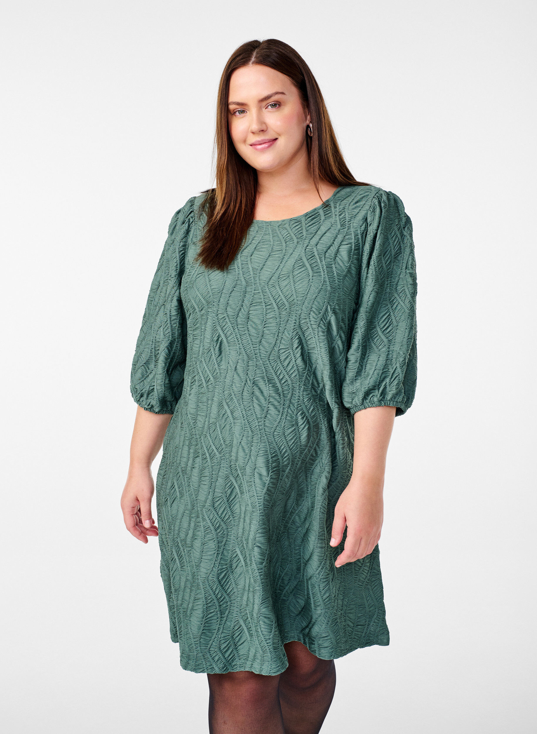 Zizzi Robe courte avec texture et manches 3/4, Vert, Model image number 0