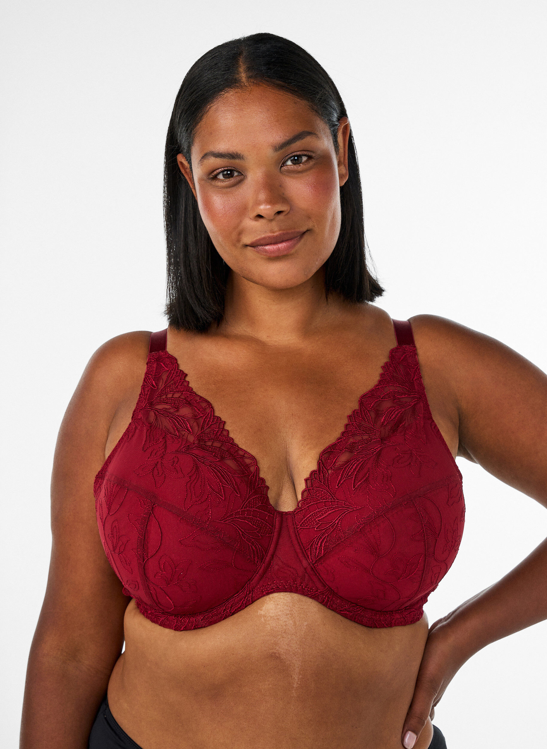 ZizziSoutien-gorge rembourr&eacute; en dentelle avec armatures, Rouge, Model image number 0