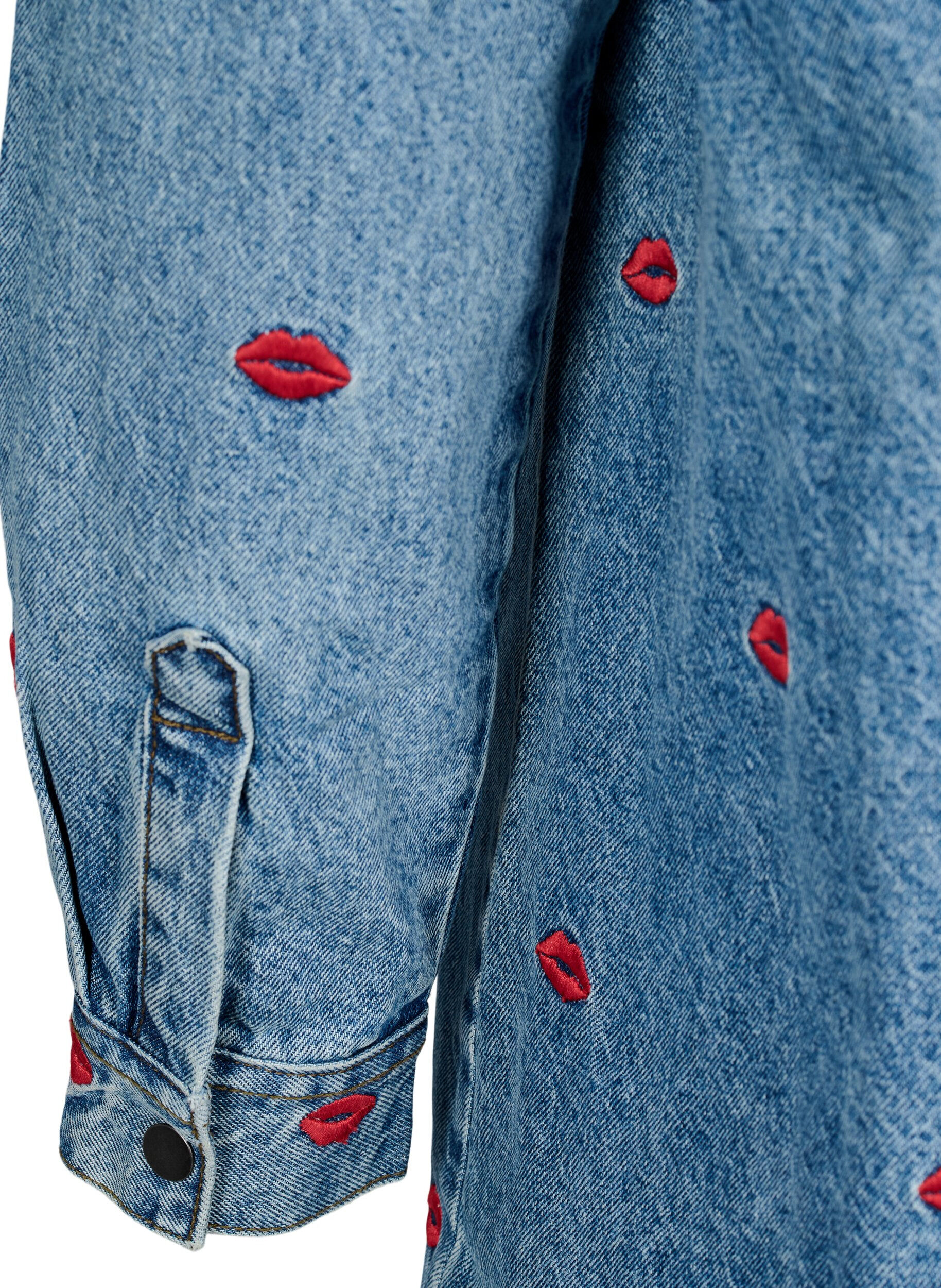 Zizzi Chemise ample en jean et avec l&egrave;vres brod&eacute;es, Light Blue Kiss, Packshot image number 4