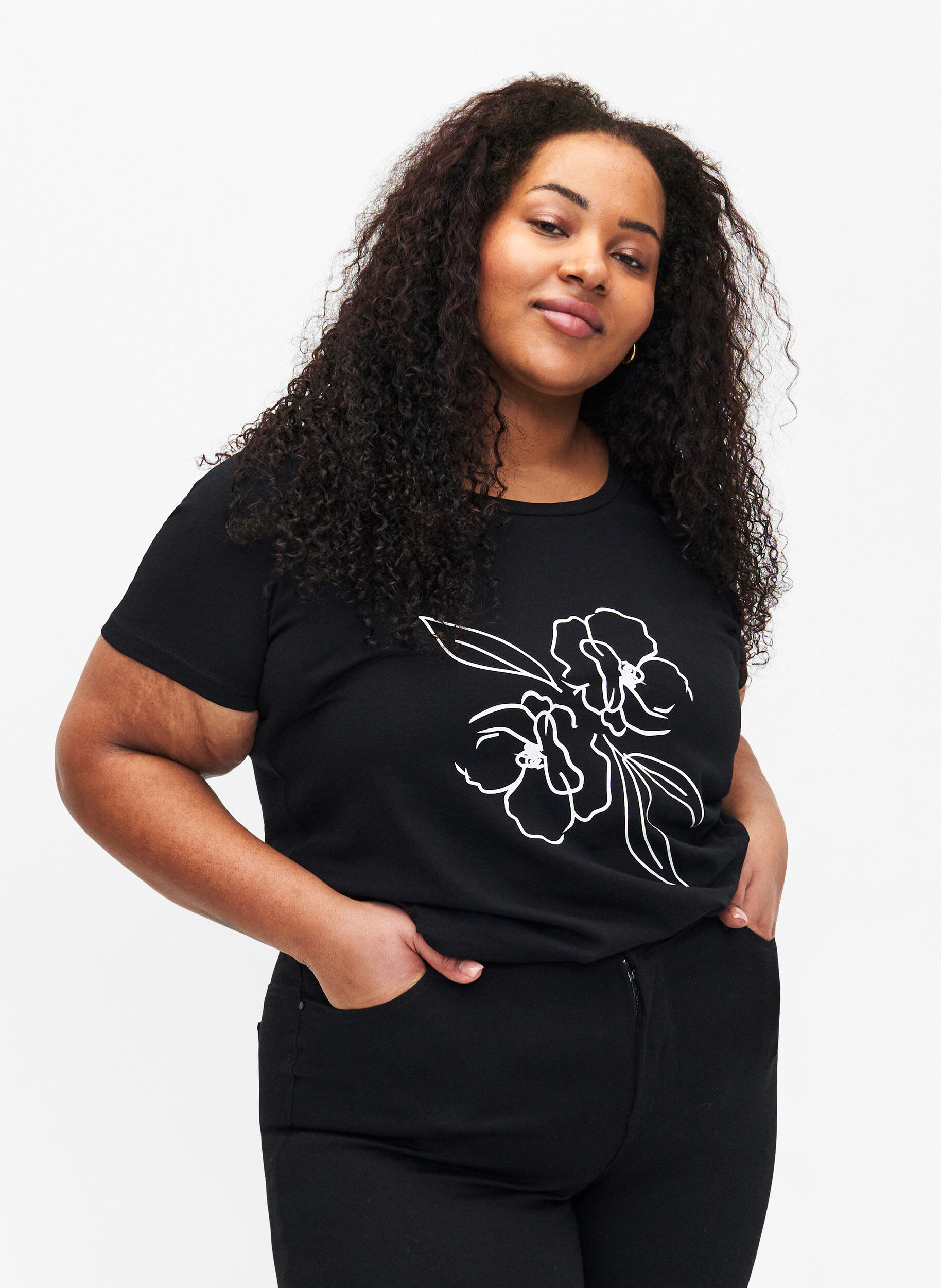 Zizzi T-shirt en coton avec motif, Black w. Flower, Model image number 0