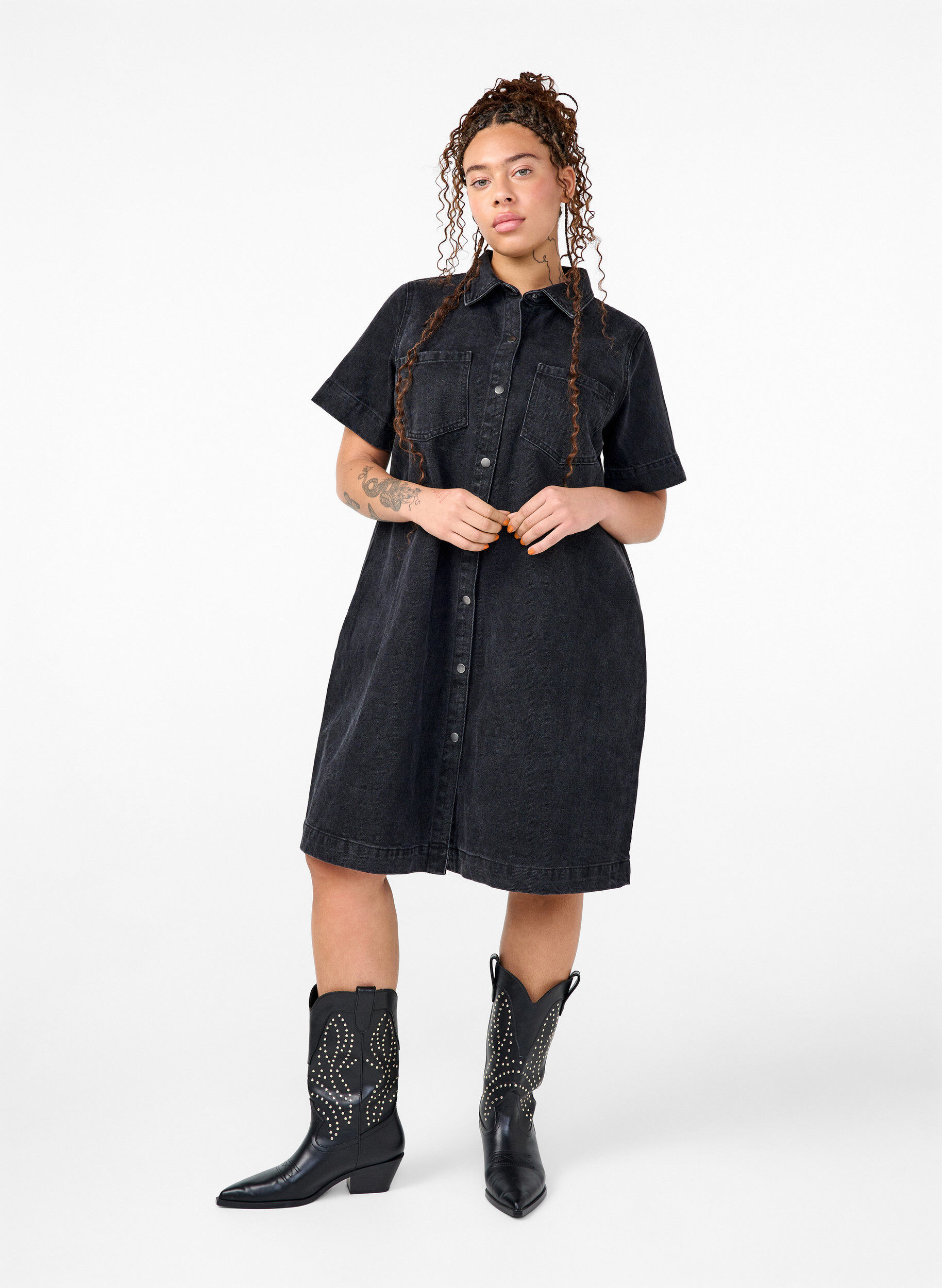 Zizzi Chemise en jean longue &agrave; manches courtes, Grey Washed, Model image number 2