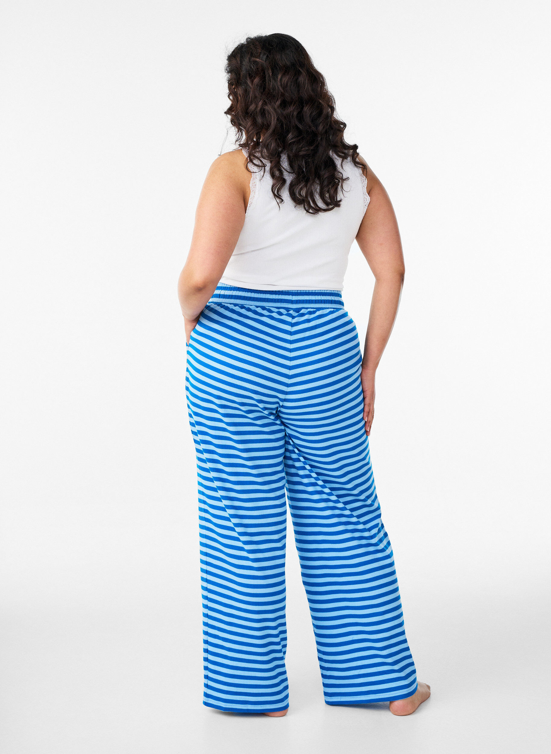 ZizziPantalon de pyjama ray&eacute; &agrave; taille haute et coupe ample, Bleu Clair, Model image number 1