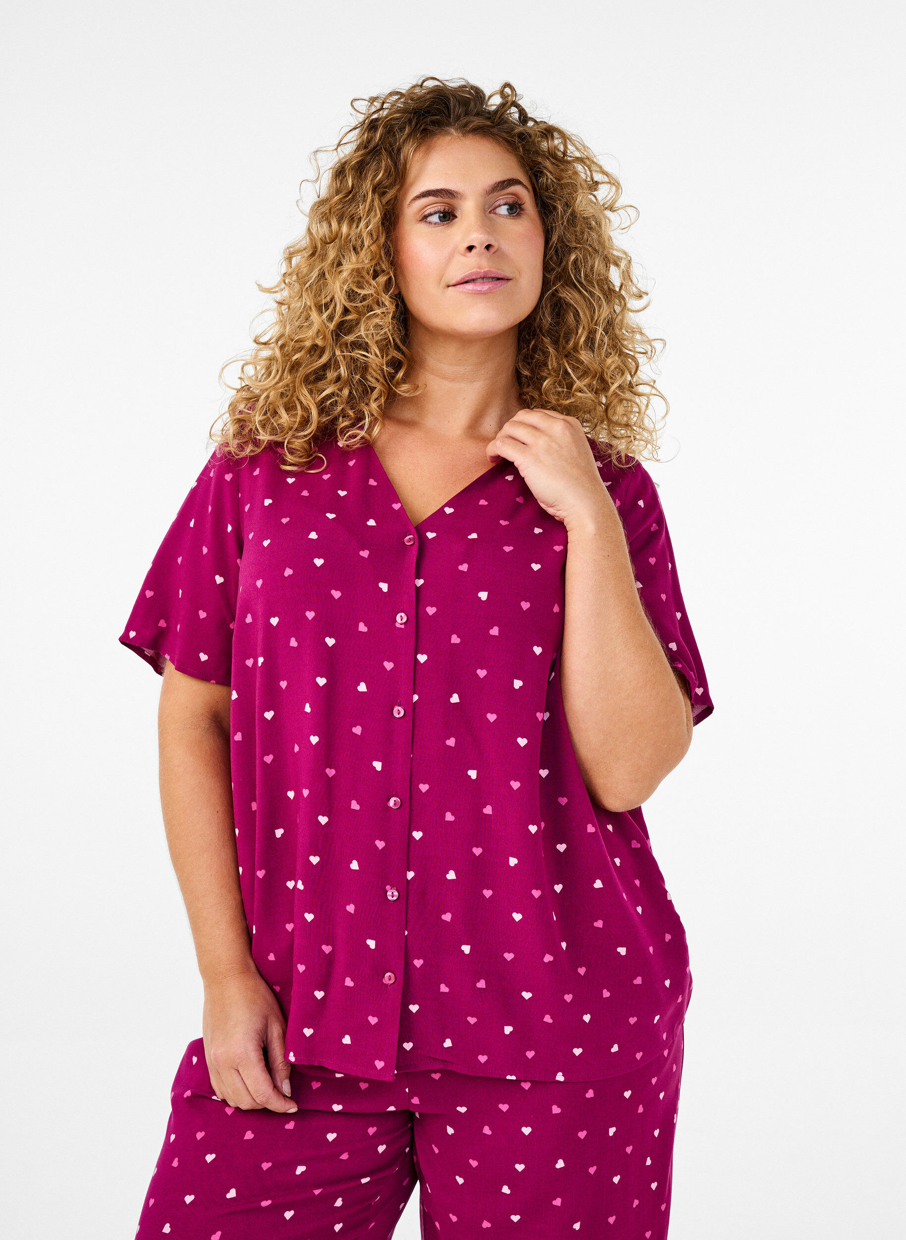 Zizzi Chemise de nuit en viscose avec imprim&eacute; c&oelig;ur, Bordeaux, Model image number 0