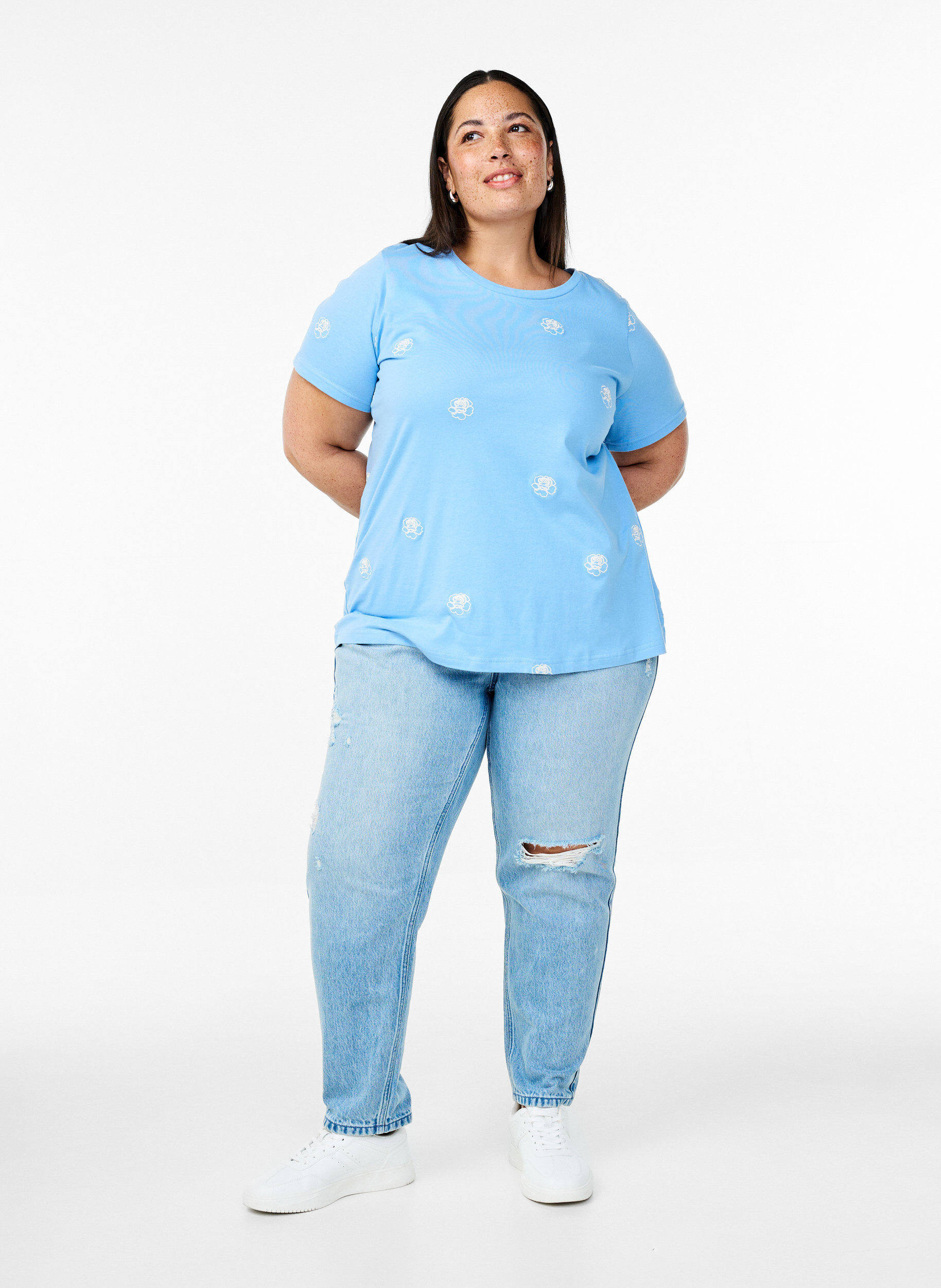 Zizzi T-shirt en coton biologique avec motifs brod&eacute;s, Bleu Clair, Model image number 1