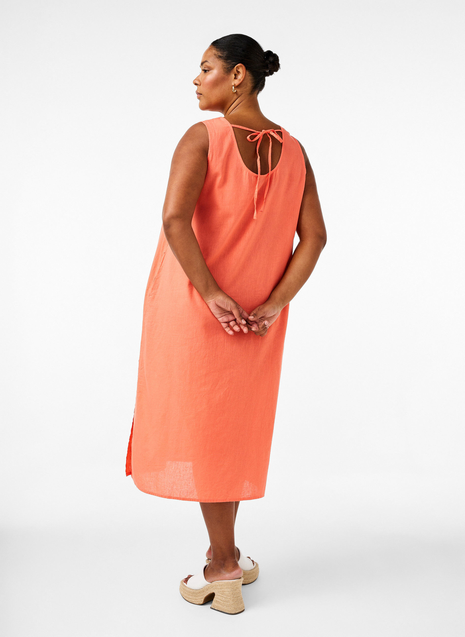 Zizzi Robe sans manches en m&eacute;lange de coton avec du lin, Living Coral, Model image number 1