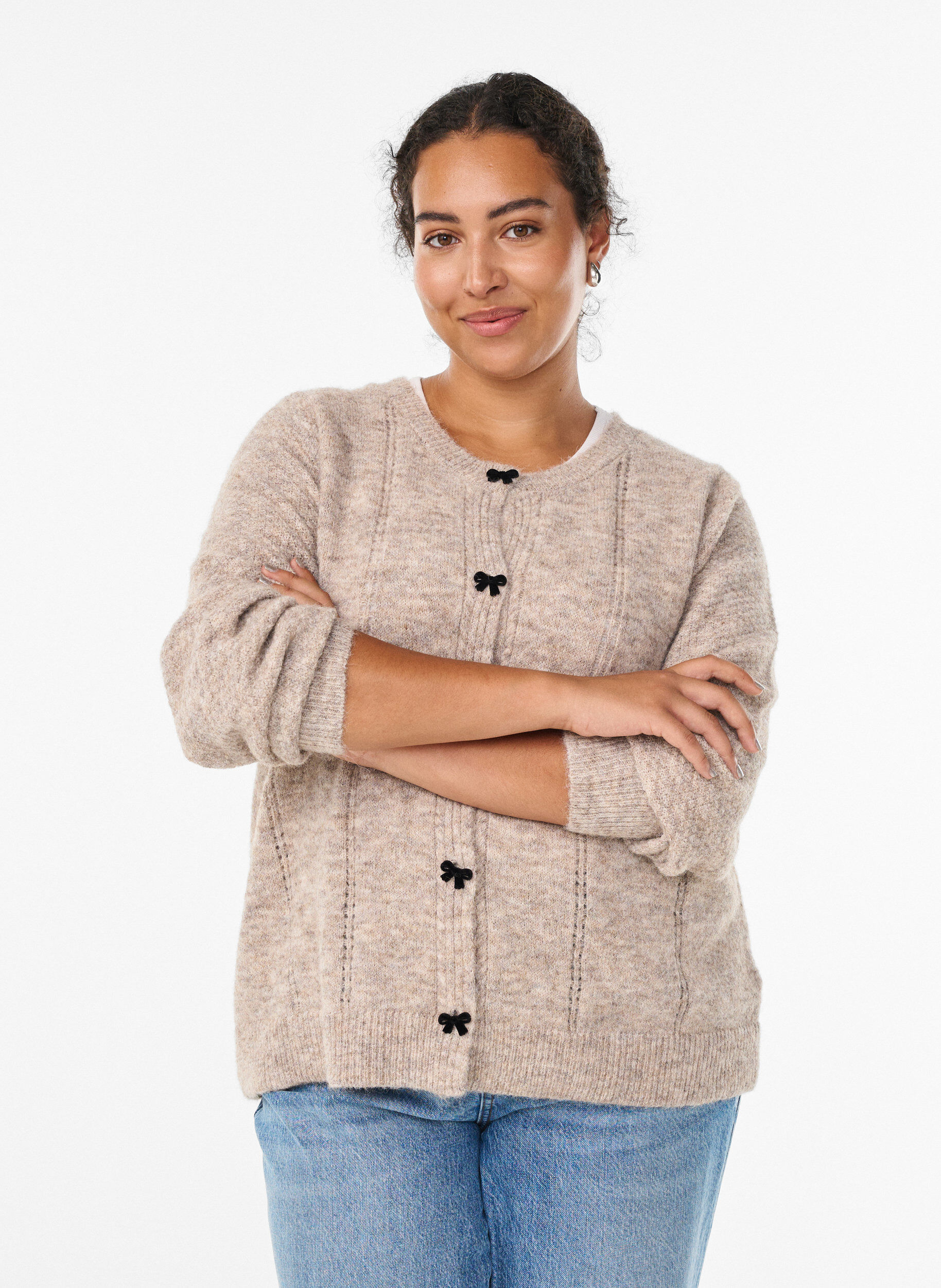 Zizzi Cardigan avec boutons en forme de n&oelig;ud et motif ajour&eacute;, Beige, Model image number 0