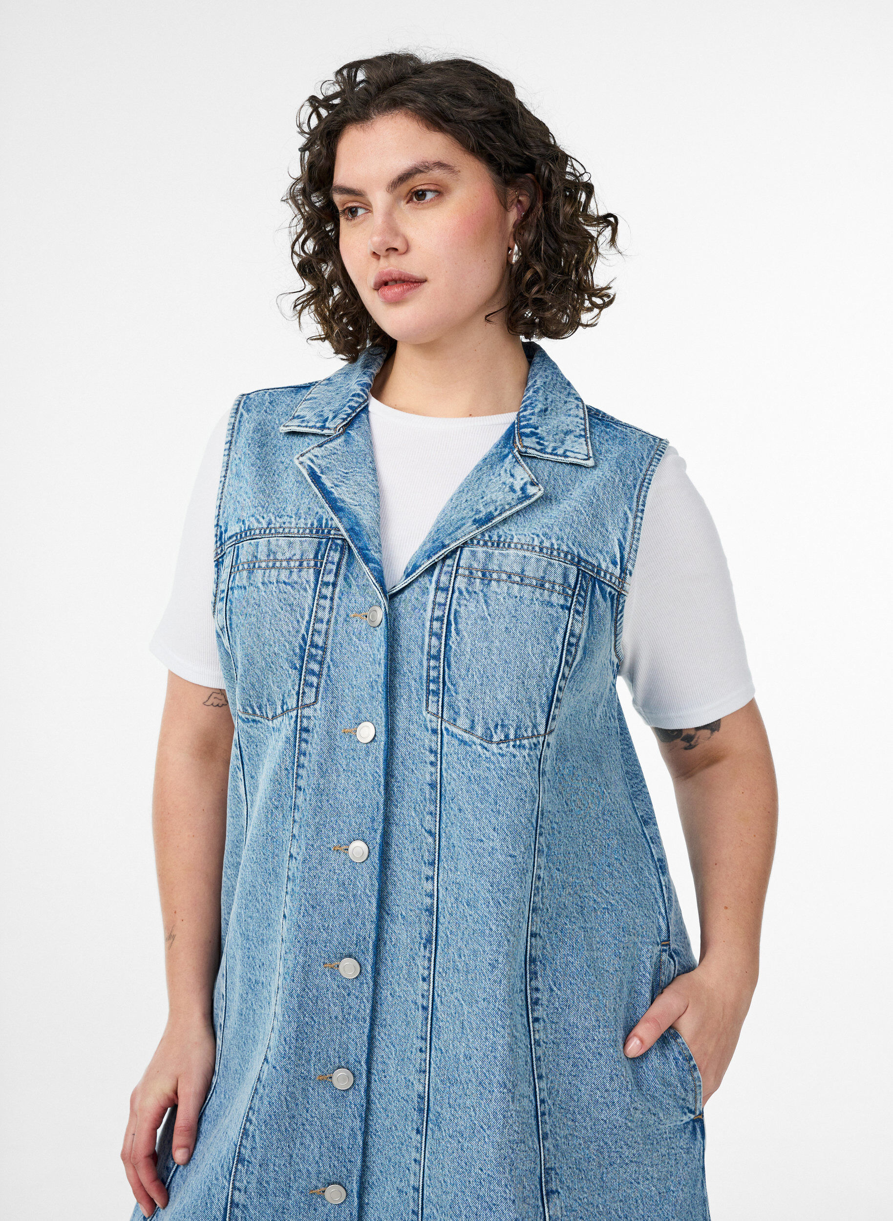 ZizziRobe en jean sans manches avec fermeture boutonn&eacute;e et fentes, Bleu Clair, Model image number 2