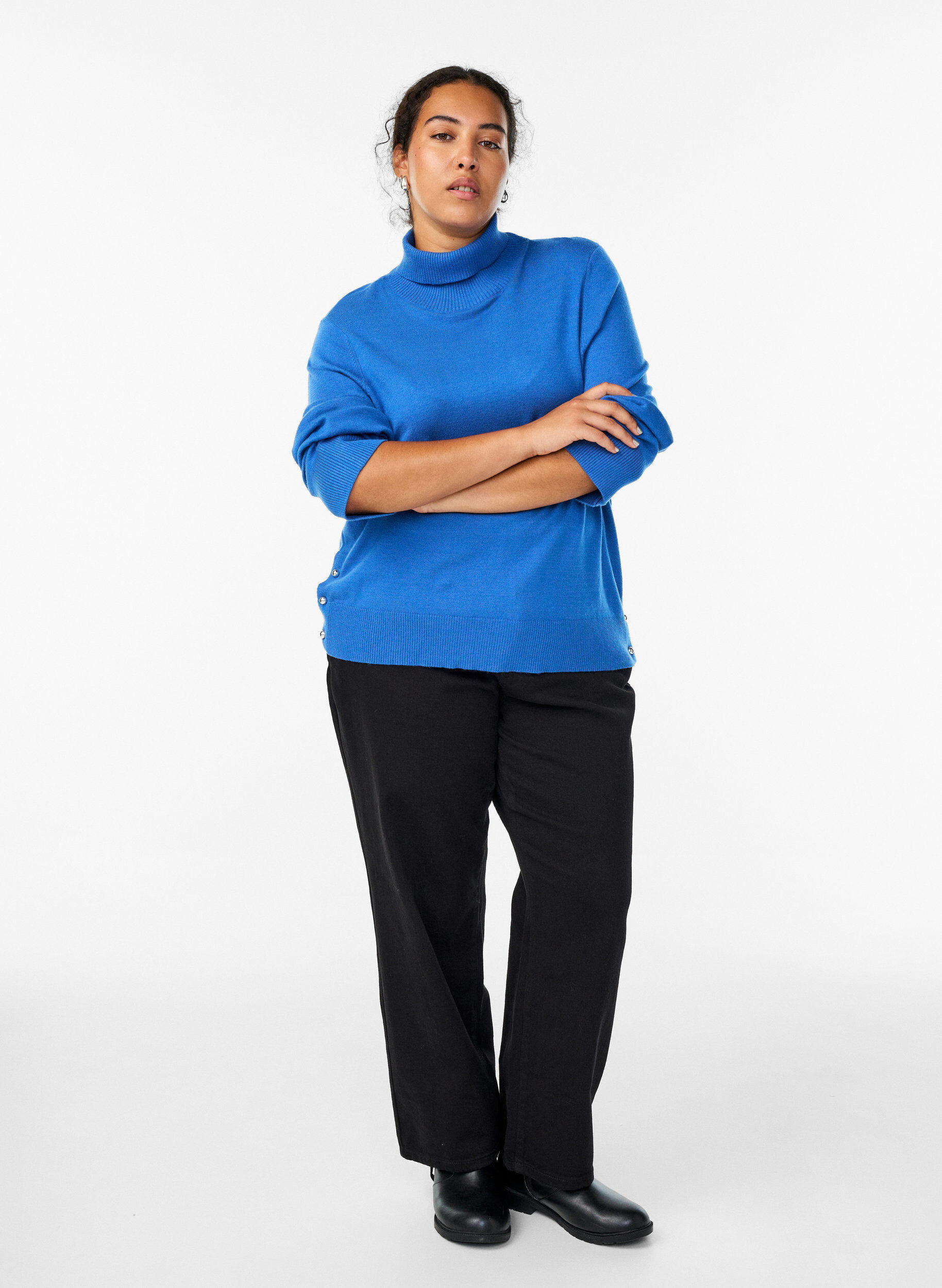 Zizzi Blouse en maille &agrave; col roul&eacute; et boutons sur le c&ocirc;t&eacute;, Bleu, Model image number 1