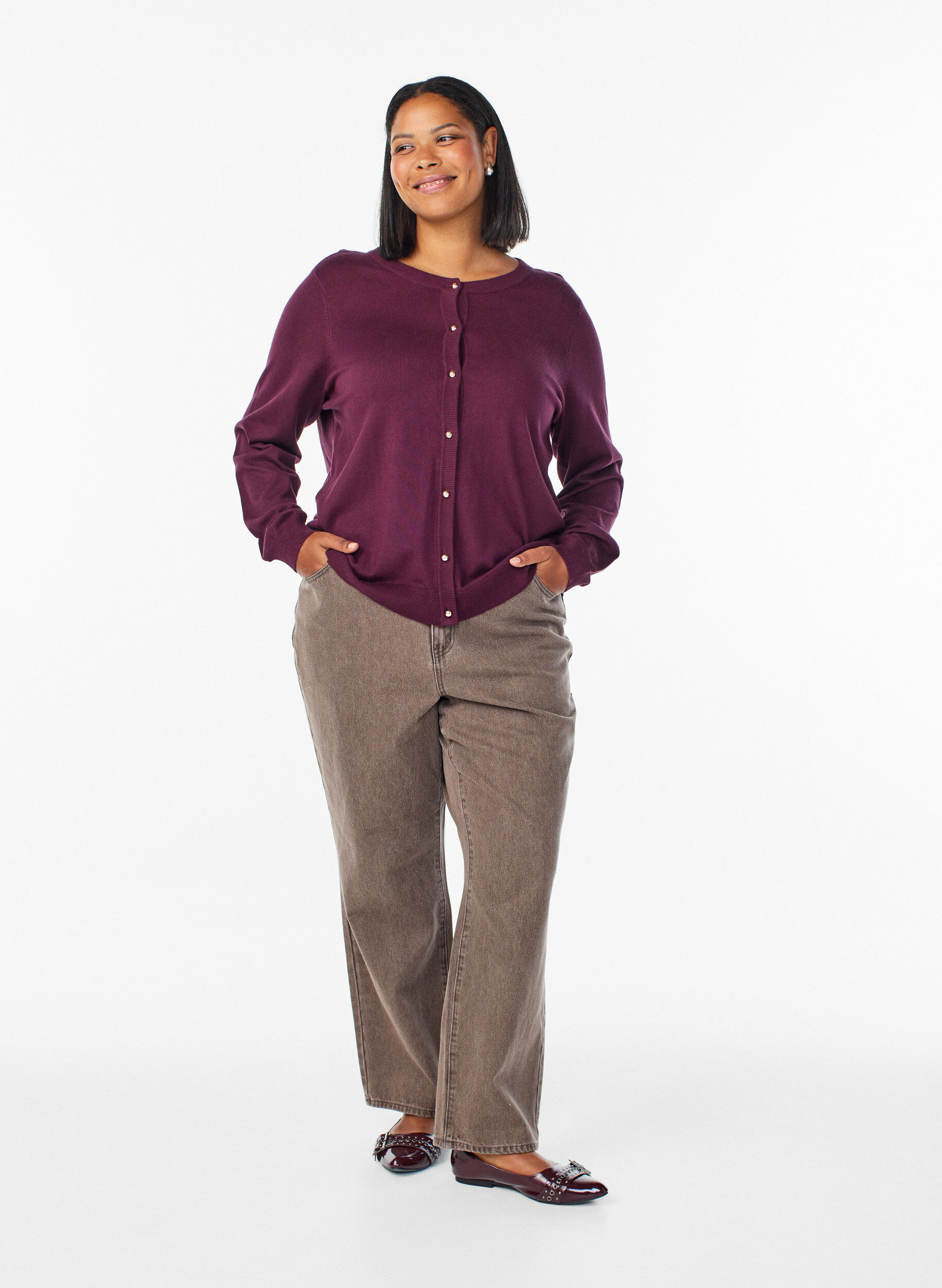 Zizzi Cardigan en maille fine avec boutons boule, Bordeaux, Model image number 1