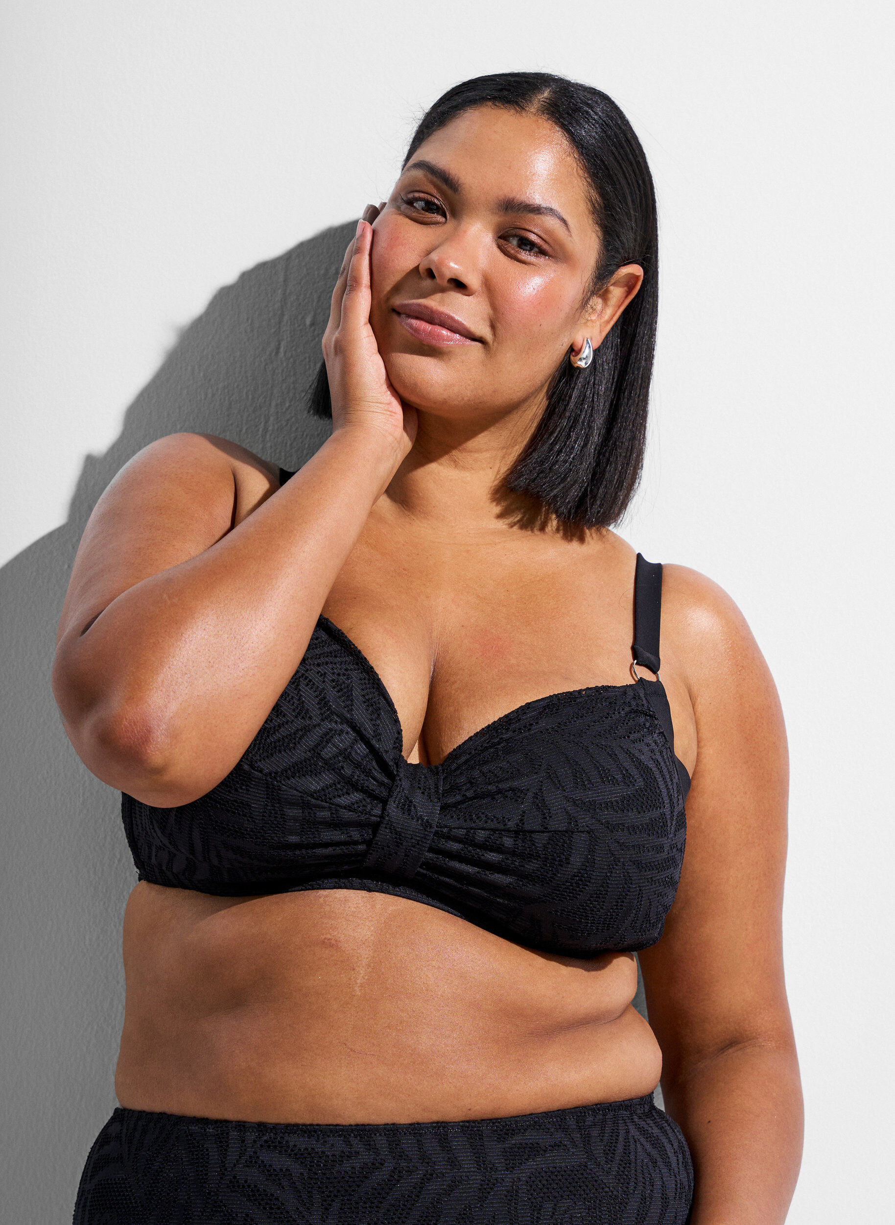 ZizziHaut de bikini avec maille structur&eacute;e et coussinets amovibles, Noir, Model image number 3