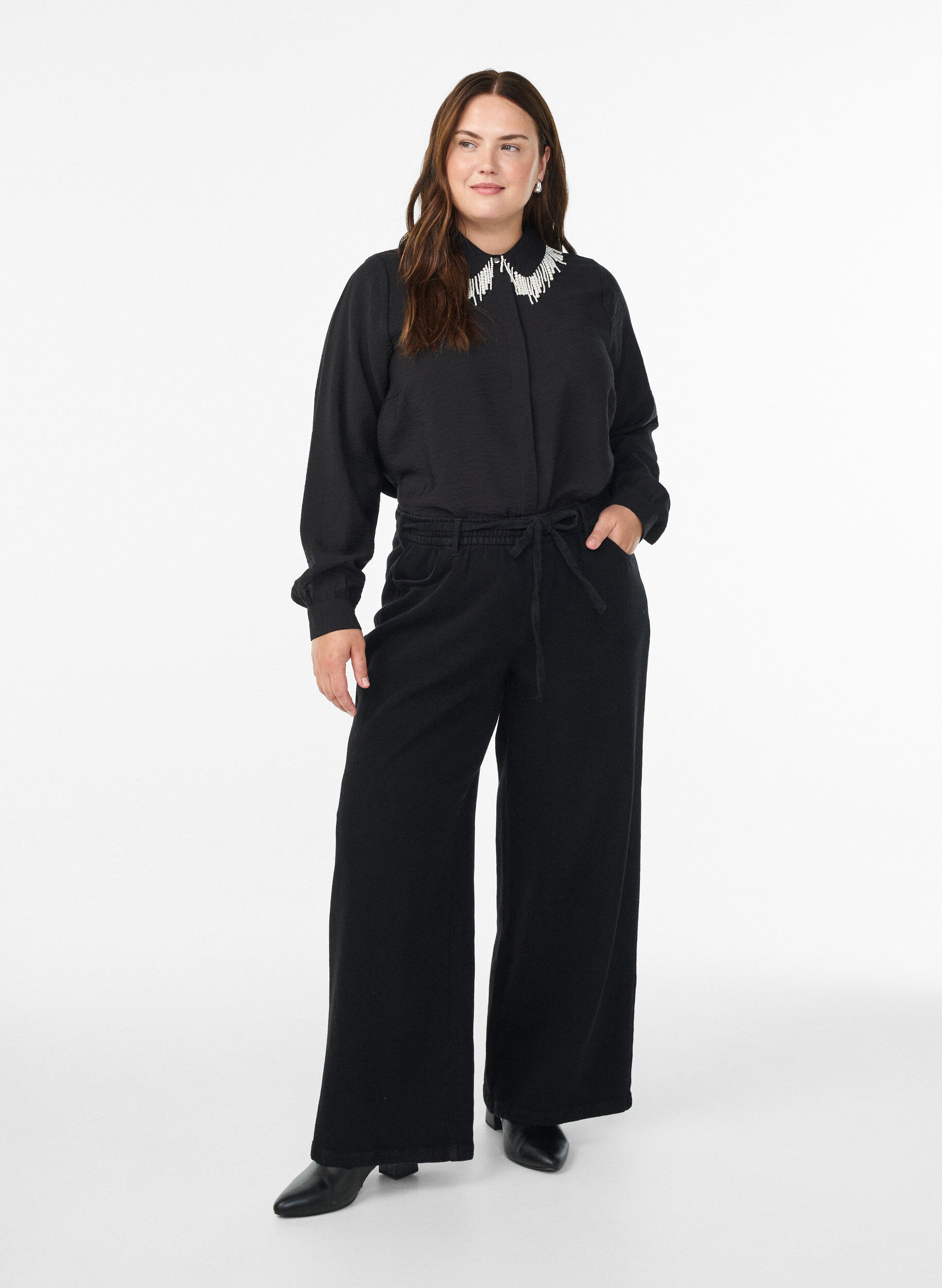 Zizzi Tunique en viscose &agrave; col brod&eacute; de perles, Noir, Model image number 1