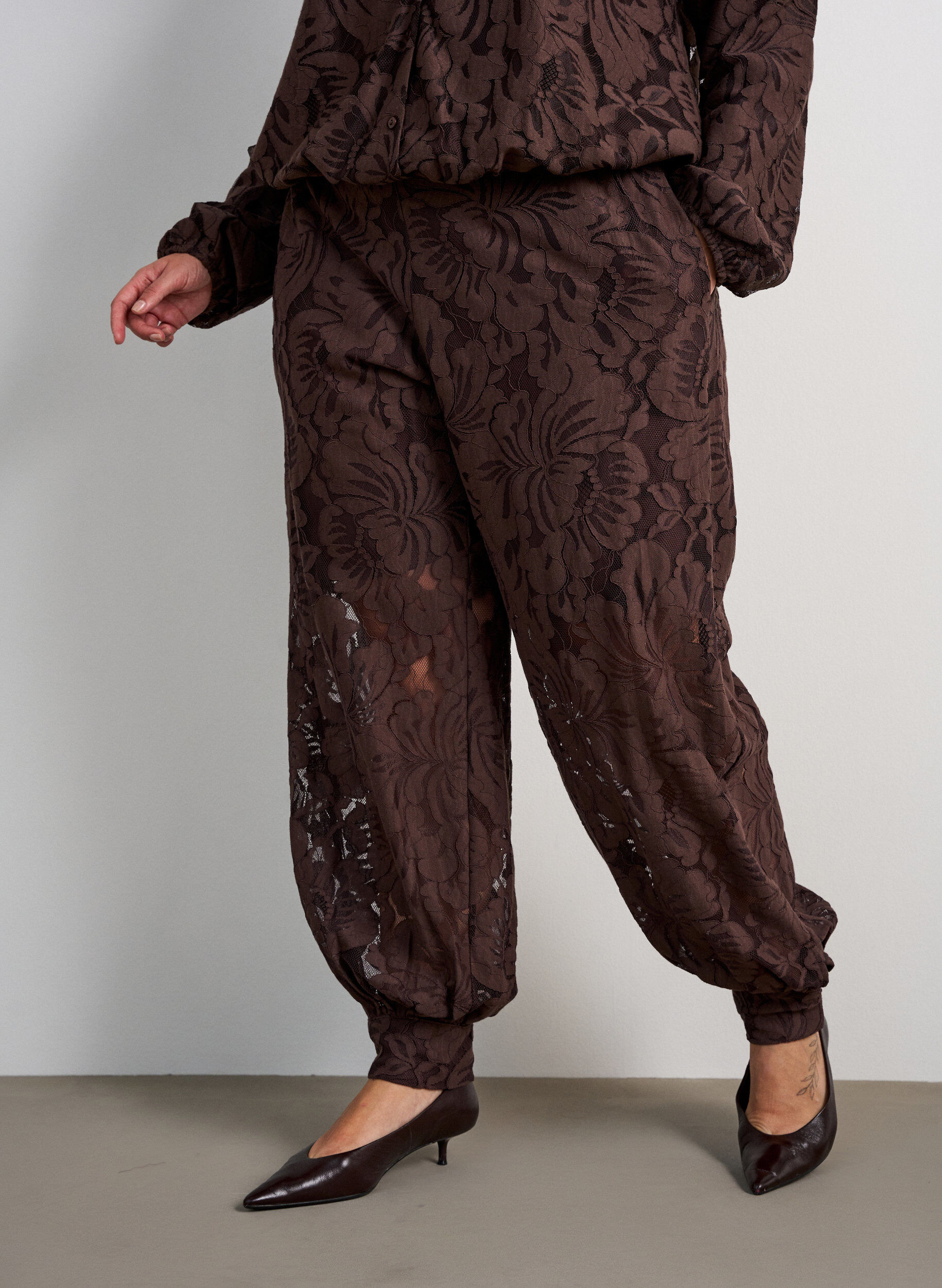 ZizziPantalon ballon en dentelle avec short int&eacute;rieur, Marron, Model image number 2