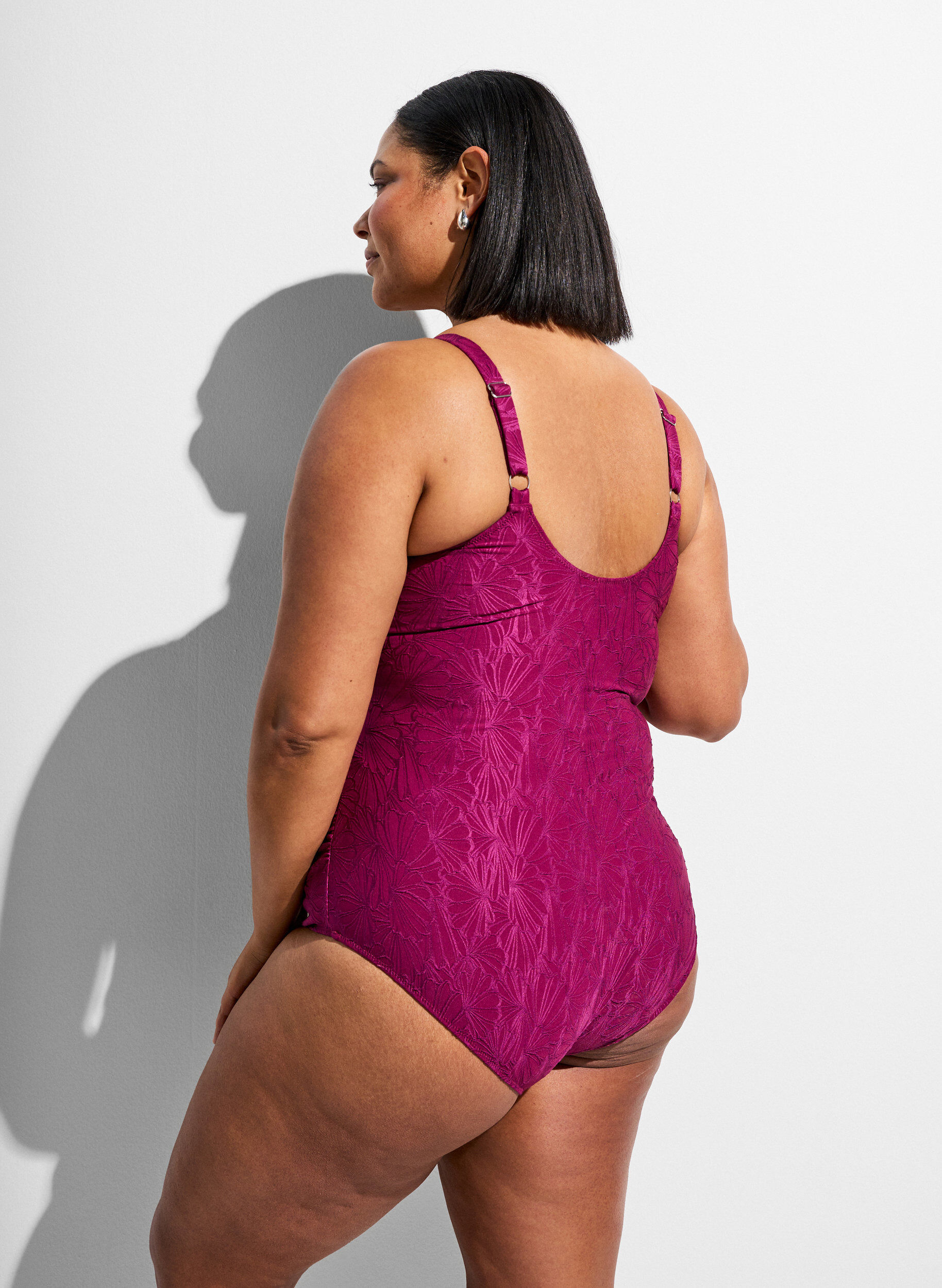 Zizzi Maillot de bain avec d&eacute;tail crois&eacute; et texture florale ton sur ton, Bordeaux, Model image number 1