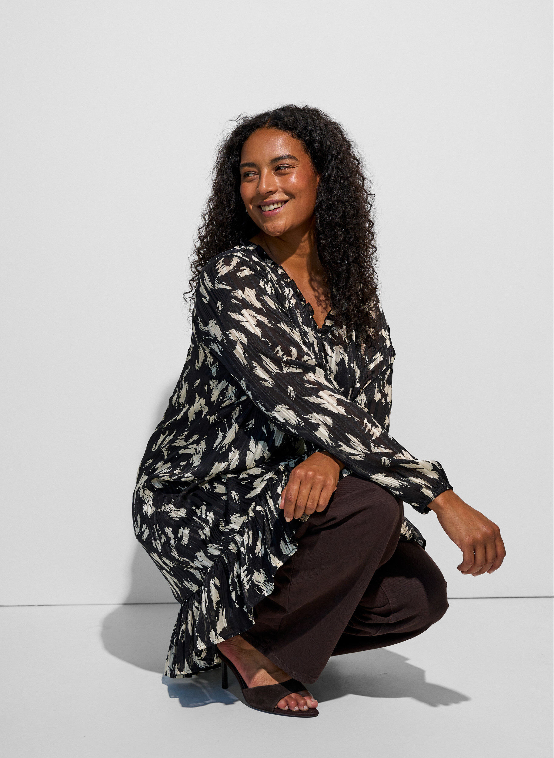Robe &agrave; motifs avec volants et manches longues, Noir, Model