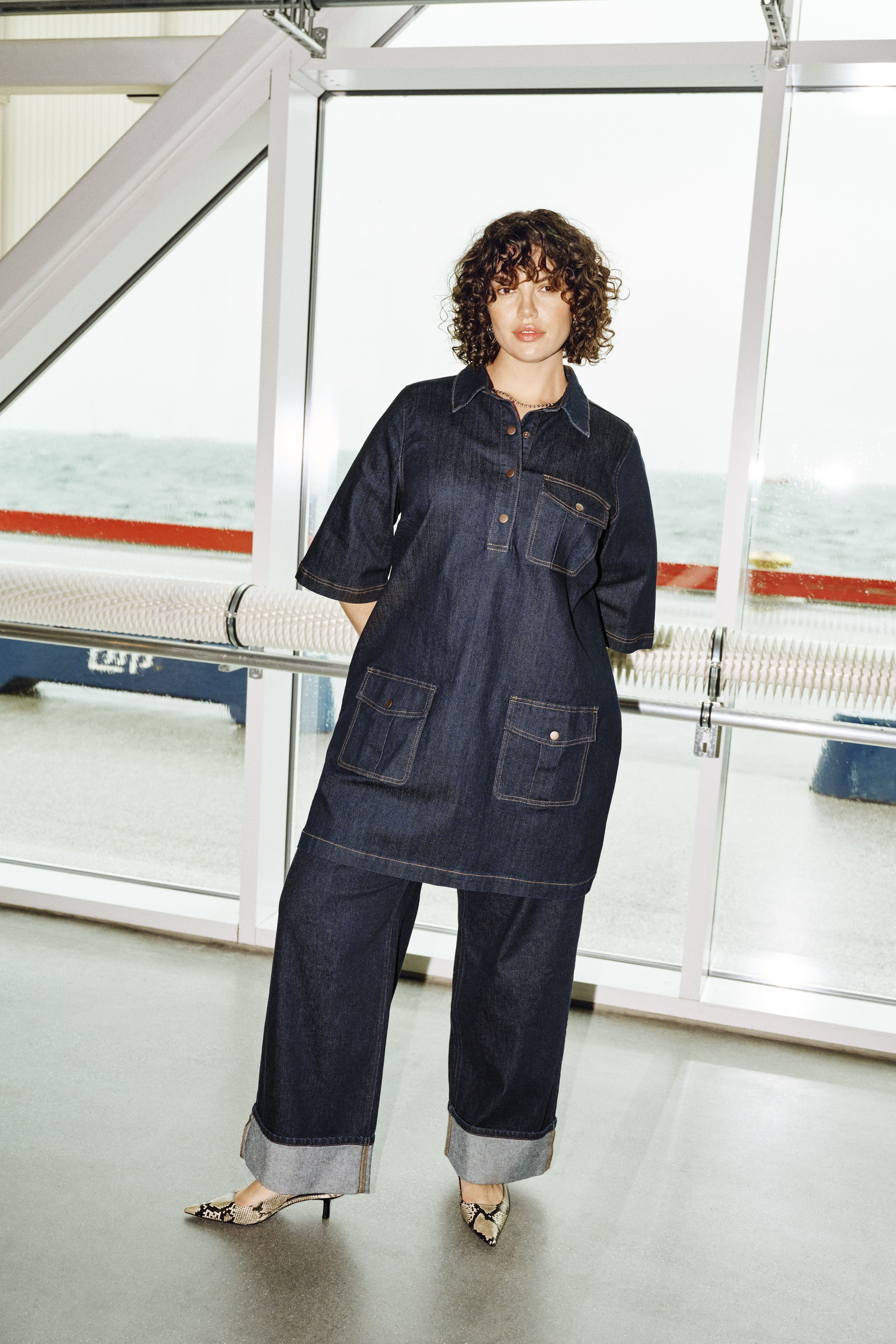 Look denim avec d&eacute;tails, , Model