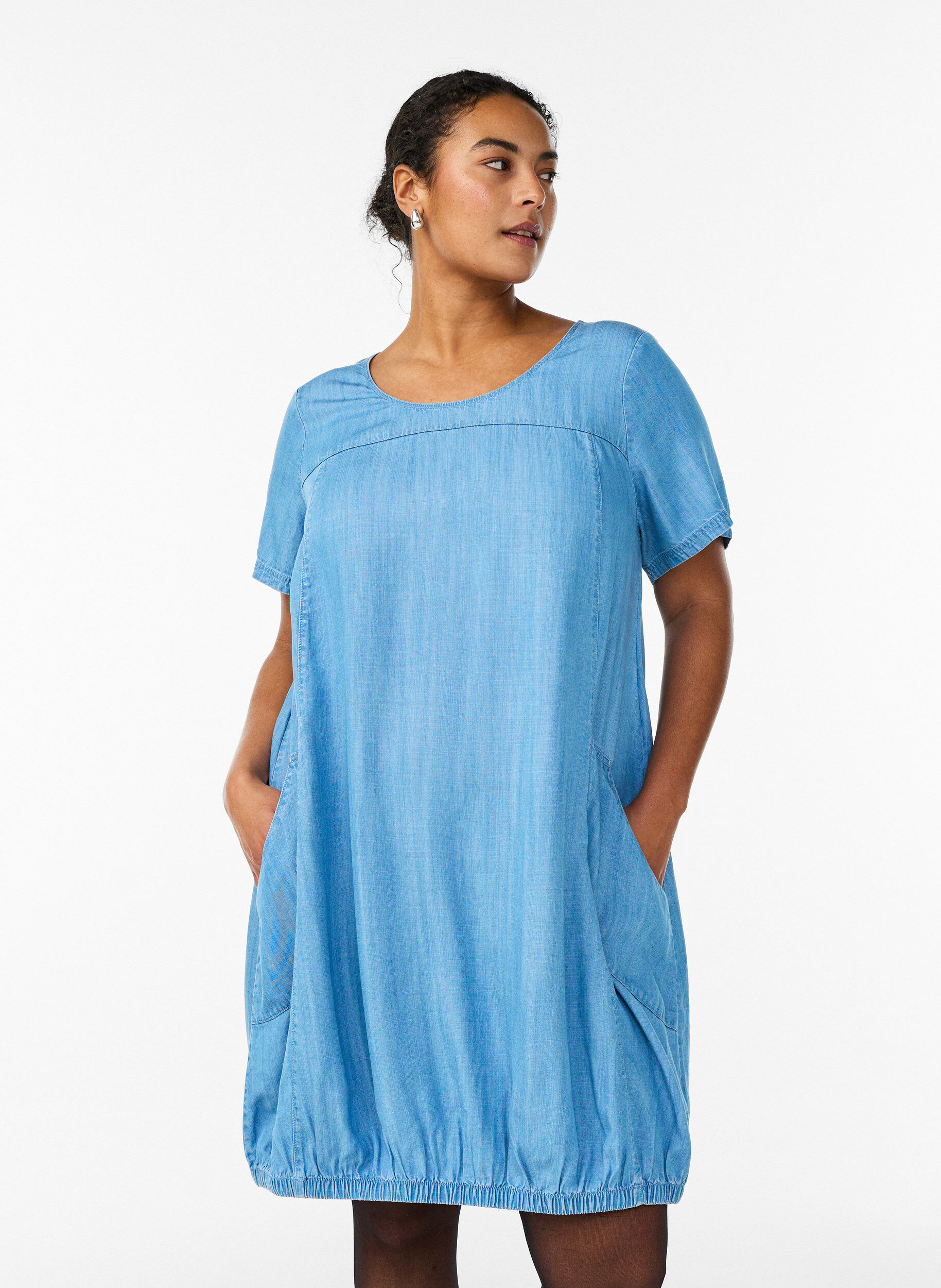 Zizzi Robe courte coupe ballon en denim de lyocell, Bleu Clair, Model image number 0