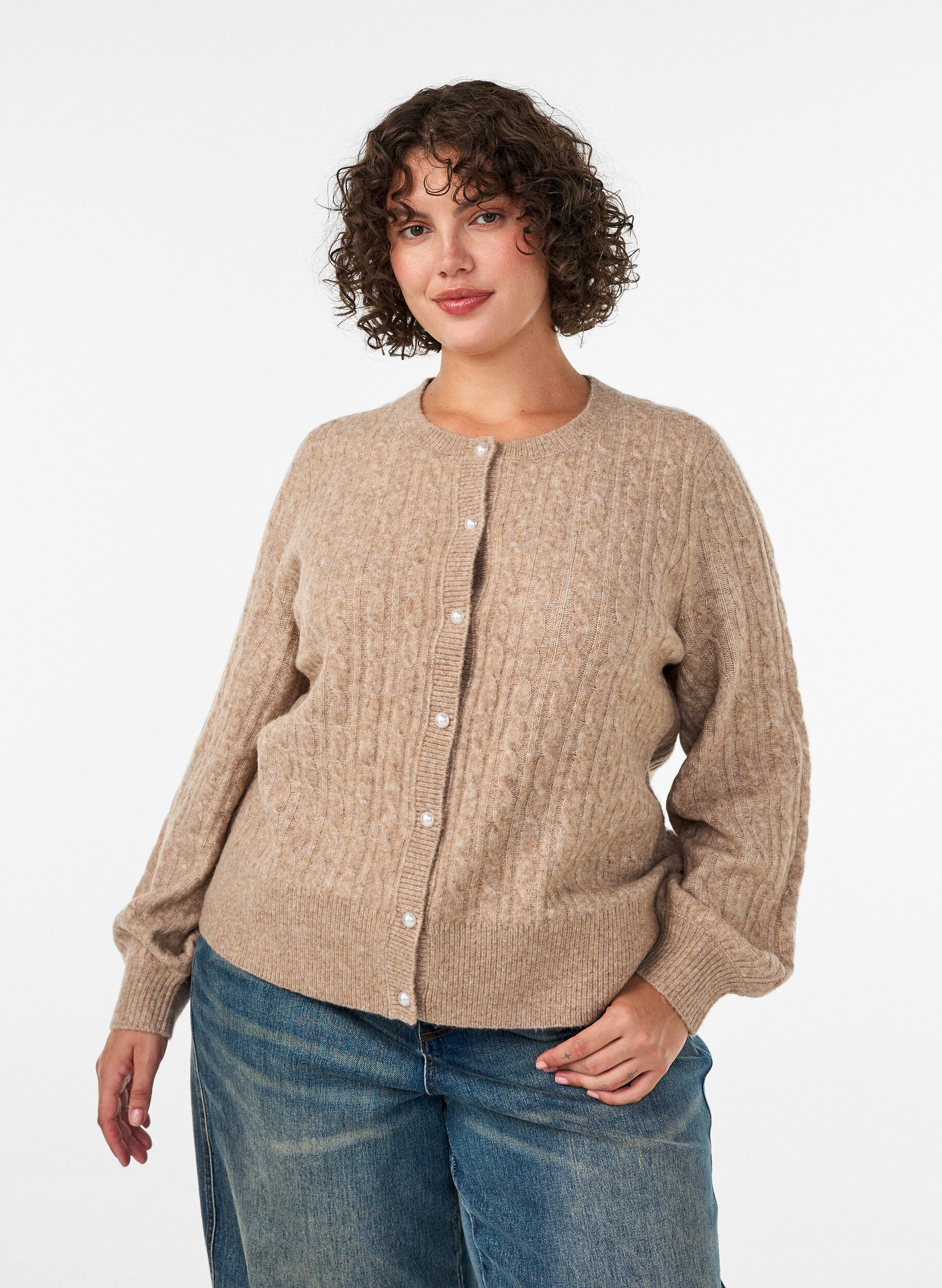 ZizziCardigan en maille torsad&eacute;e avec boutons nacr&eacute;s, Beige, Model image number 0