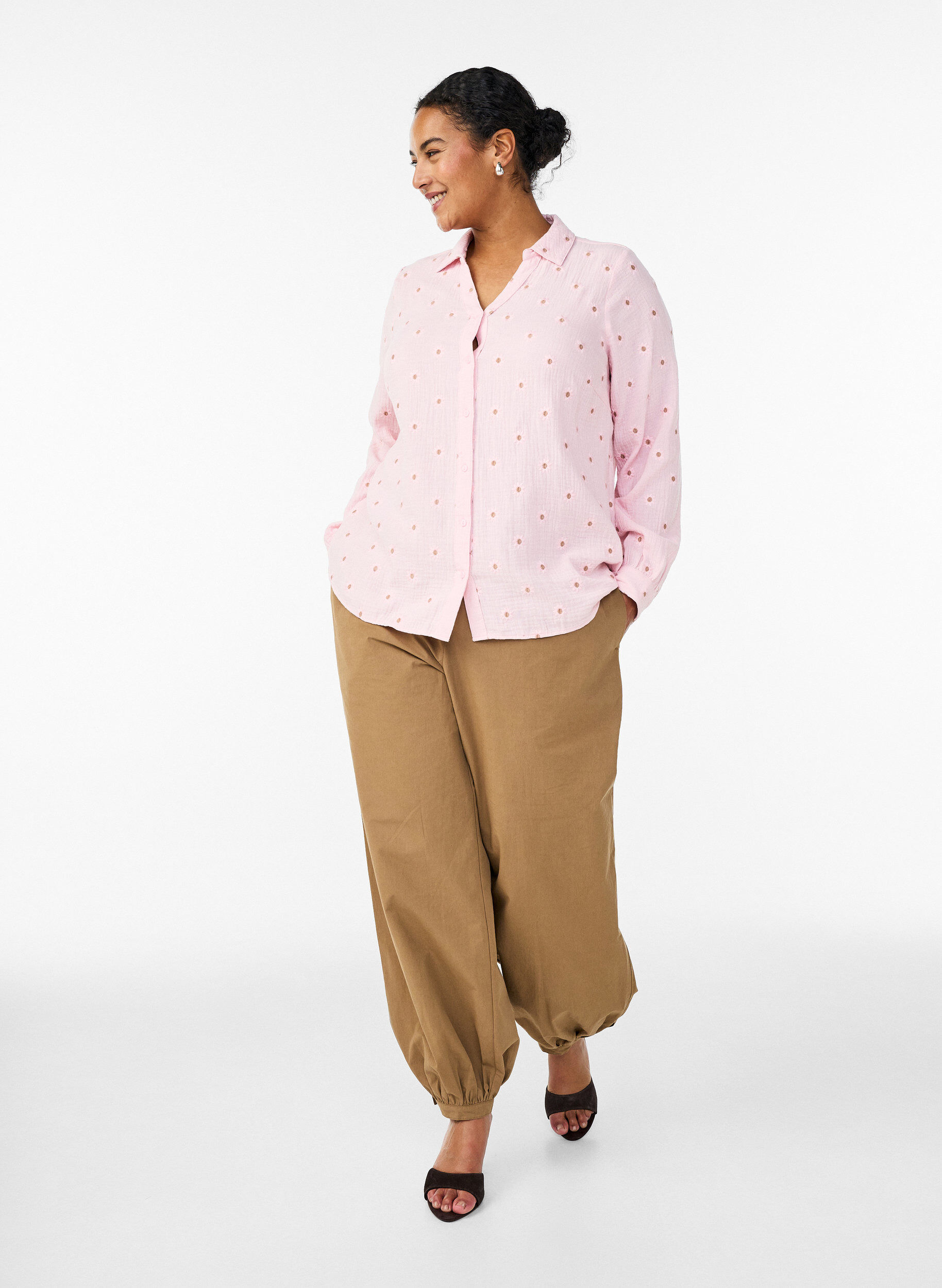 Zizzi Blouse &agrave; manches longues en mousseline de coton avec motifs brod&eacute;s, Rose, Model image number 1