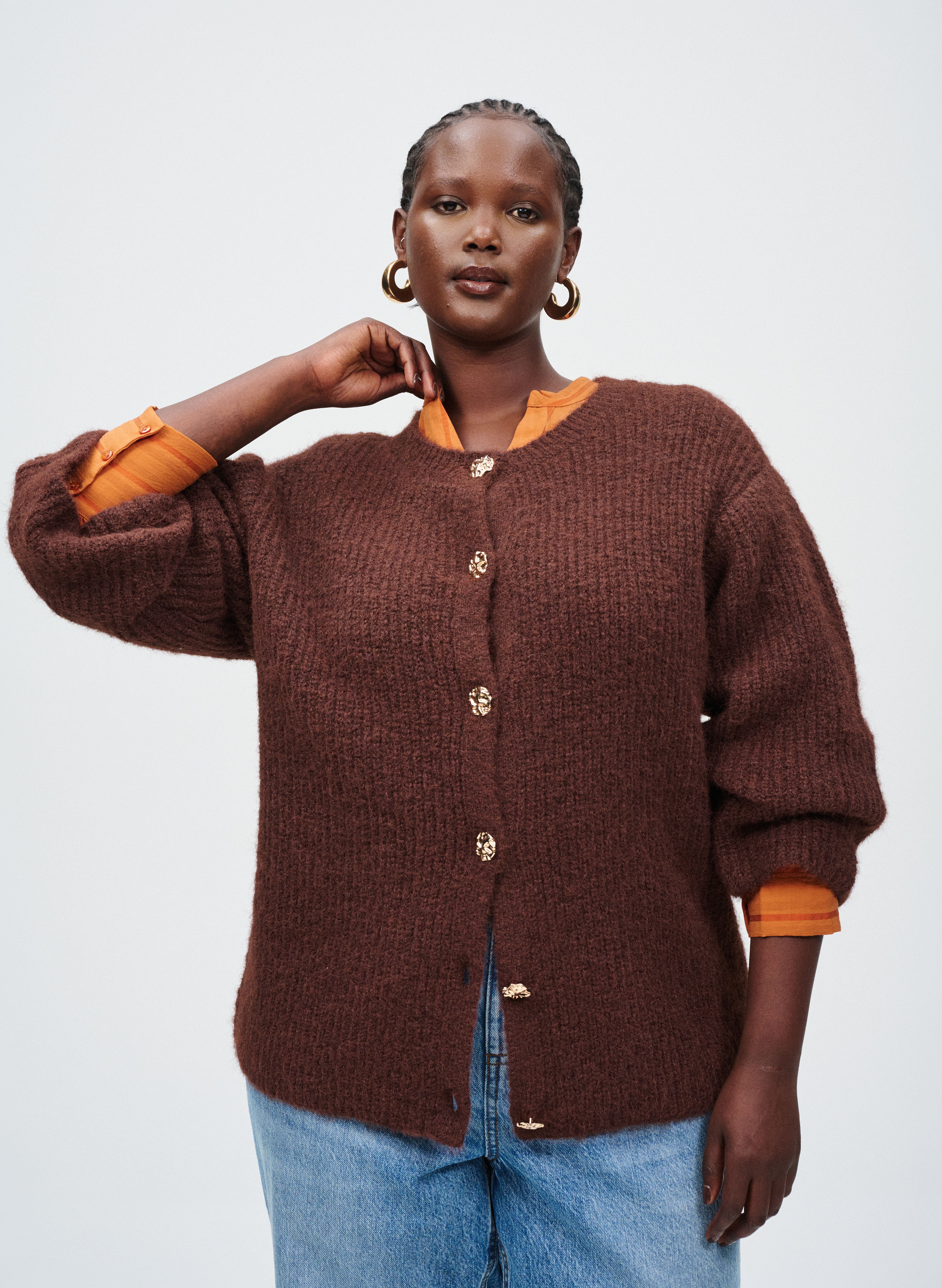 Tricot avec boutons dor&eacute;s, , Model