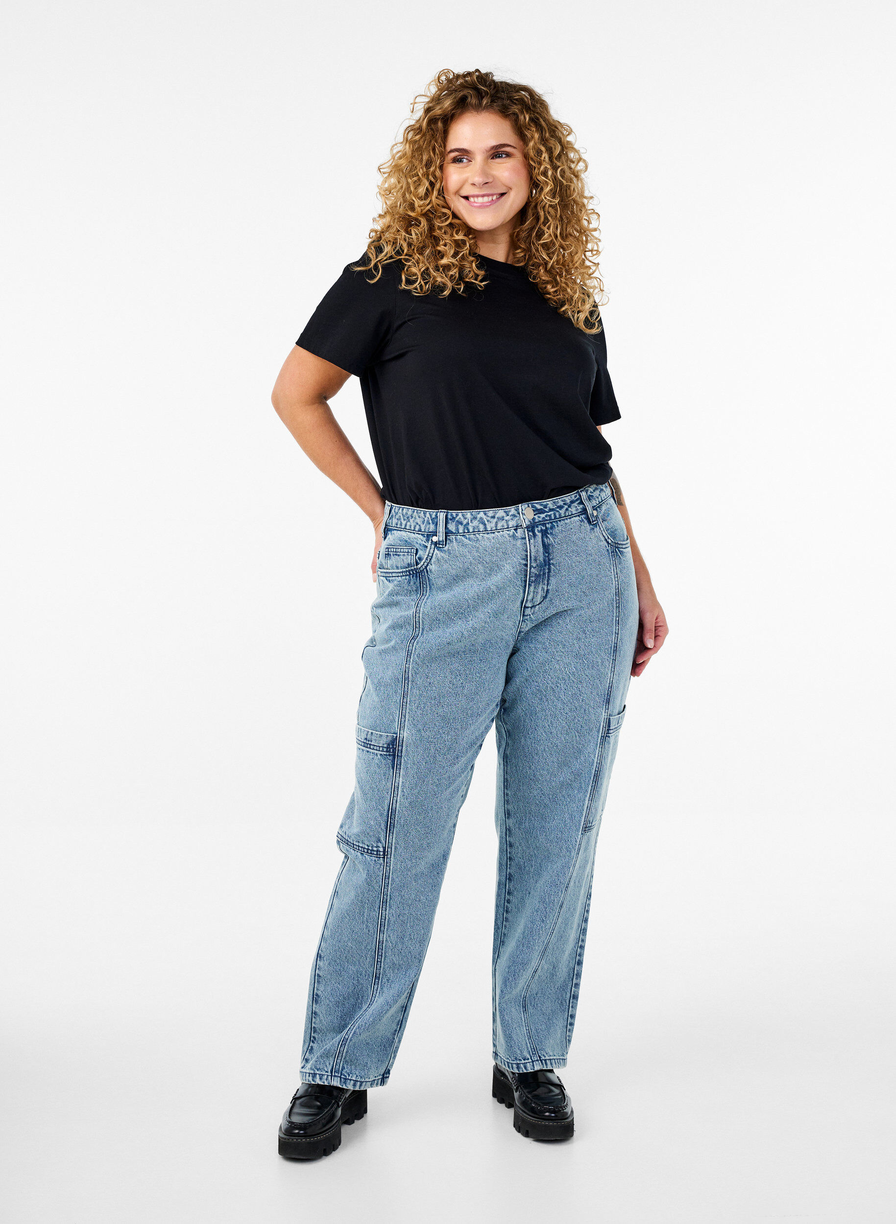 Zizzi Jeans cargo taille haute, Bleu Clair, Model image number 0