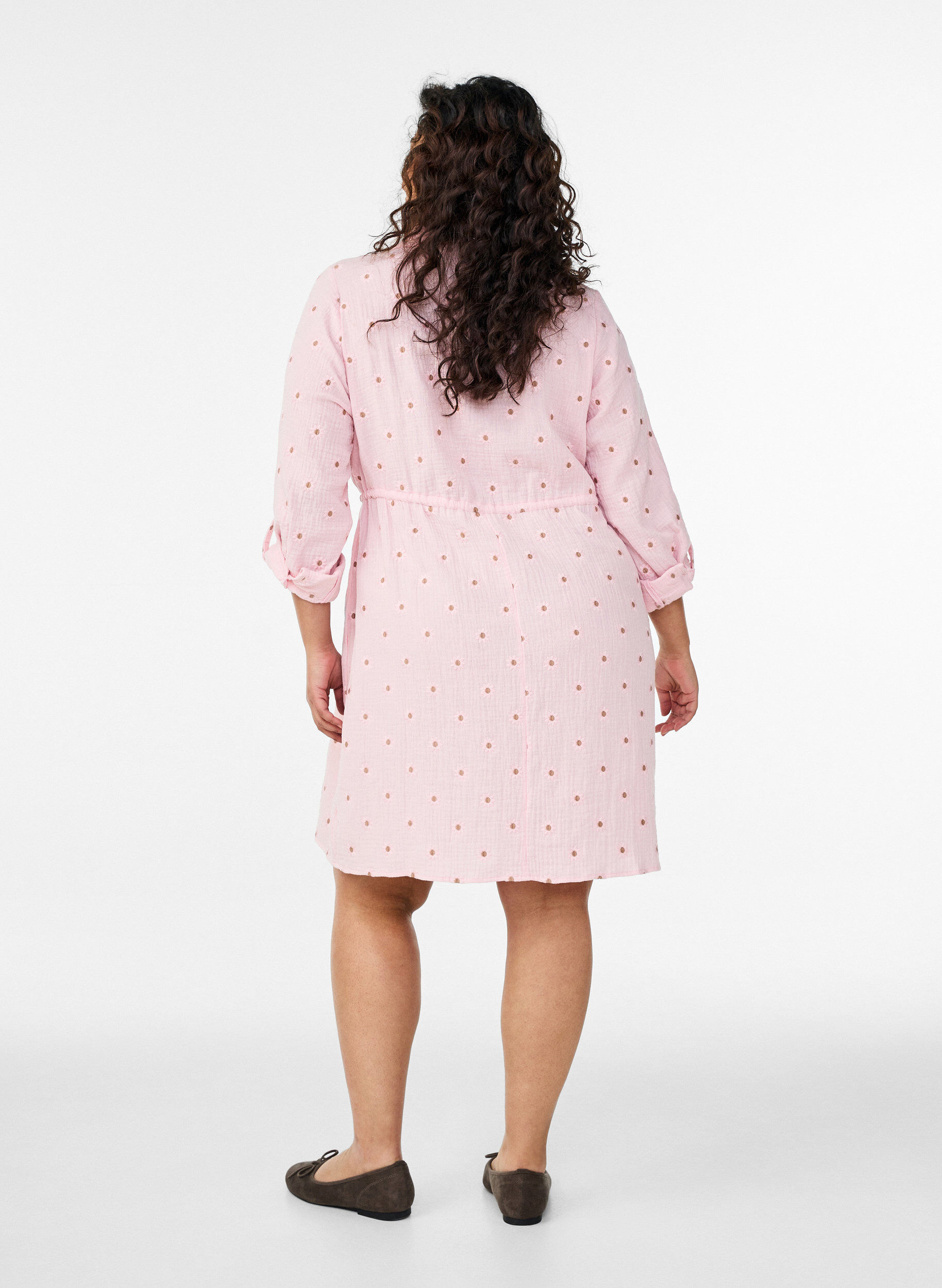 Zizzi Robe chemise en mousseline de coton avec motifs brod&eacute;s, Rose, Model image number 2