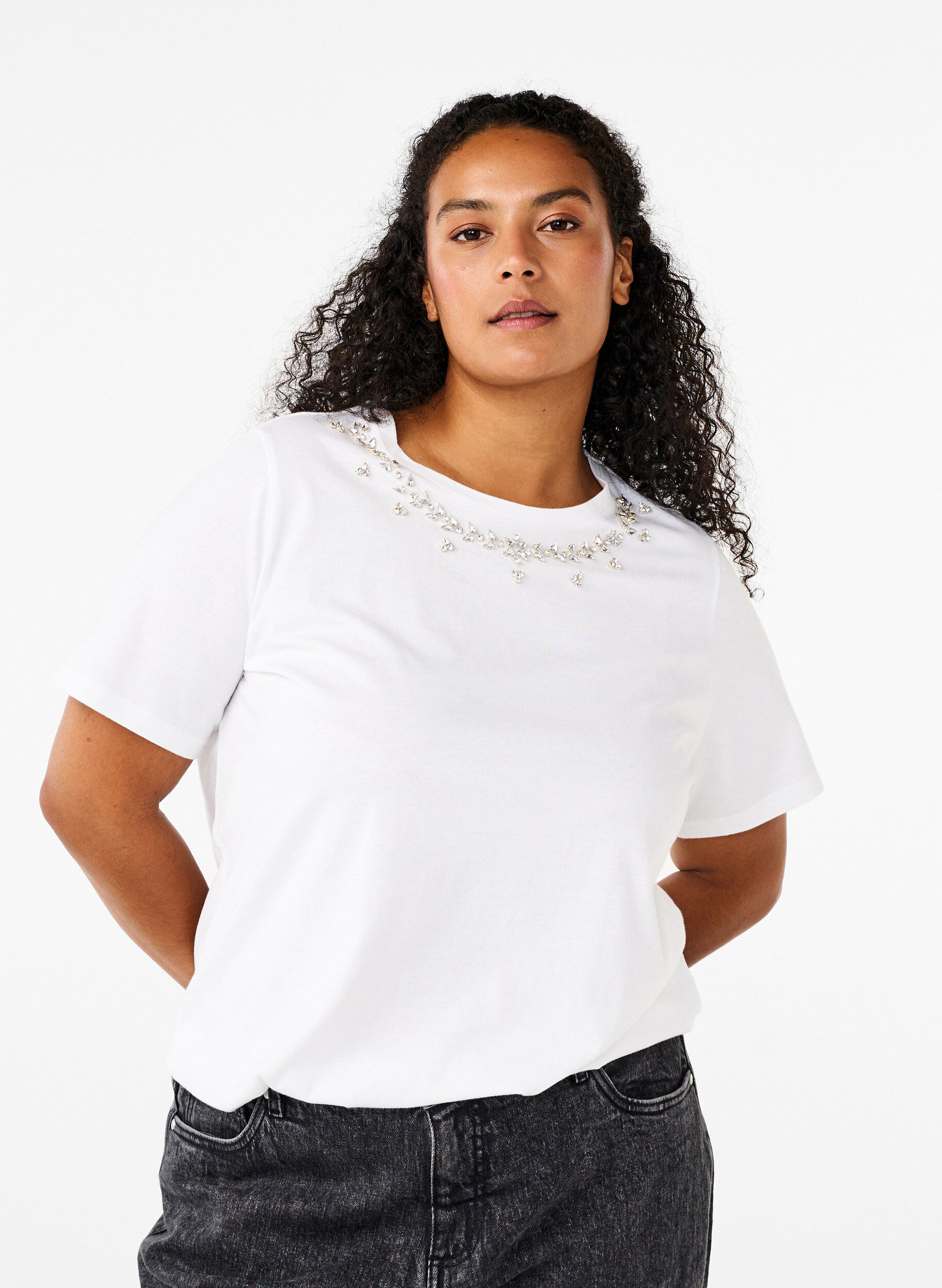 Zizzi T-shirt &agrave; col rond et strass, Bright White, Model image number 0