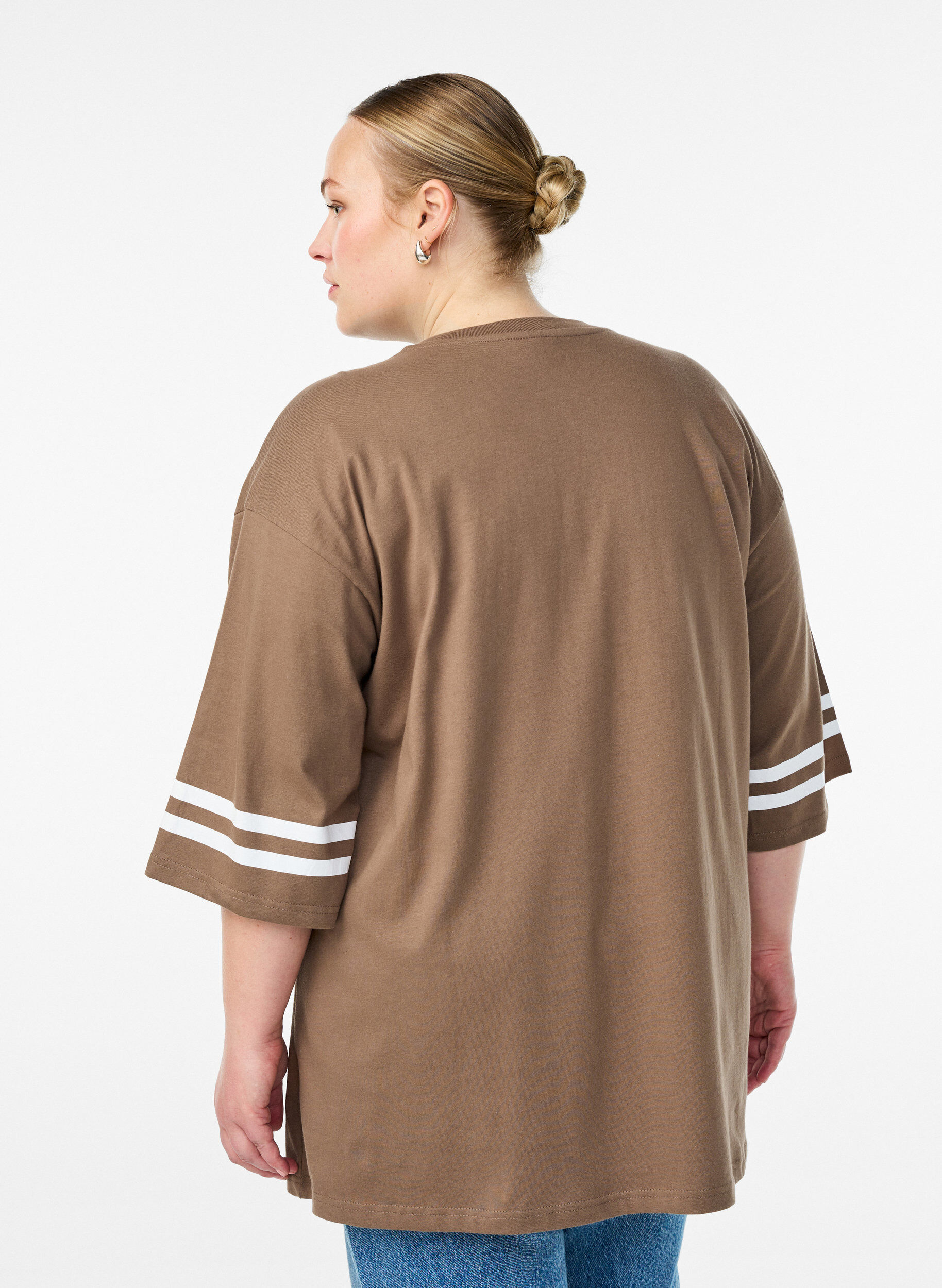 Zizzi T-shirt college oversize &agrave; manches 3/4, Marron, Model image number 2