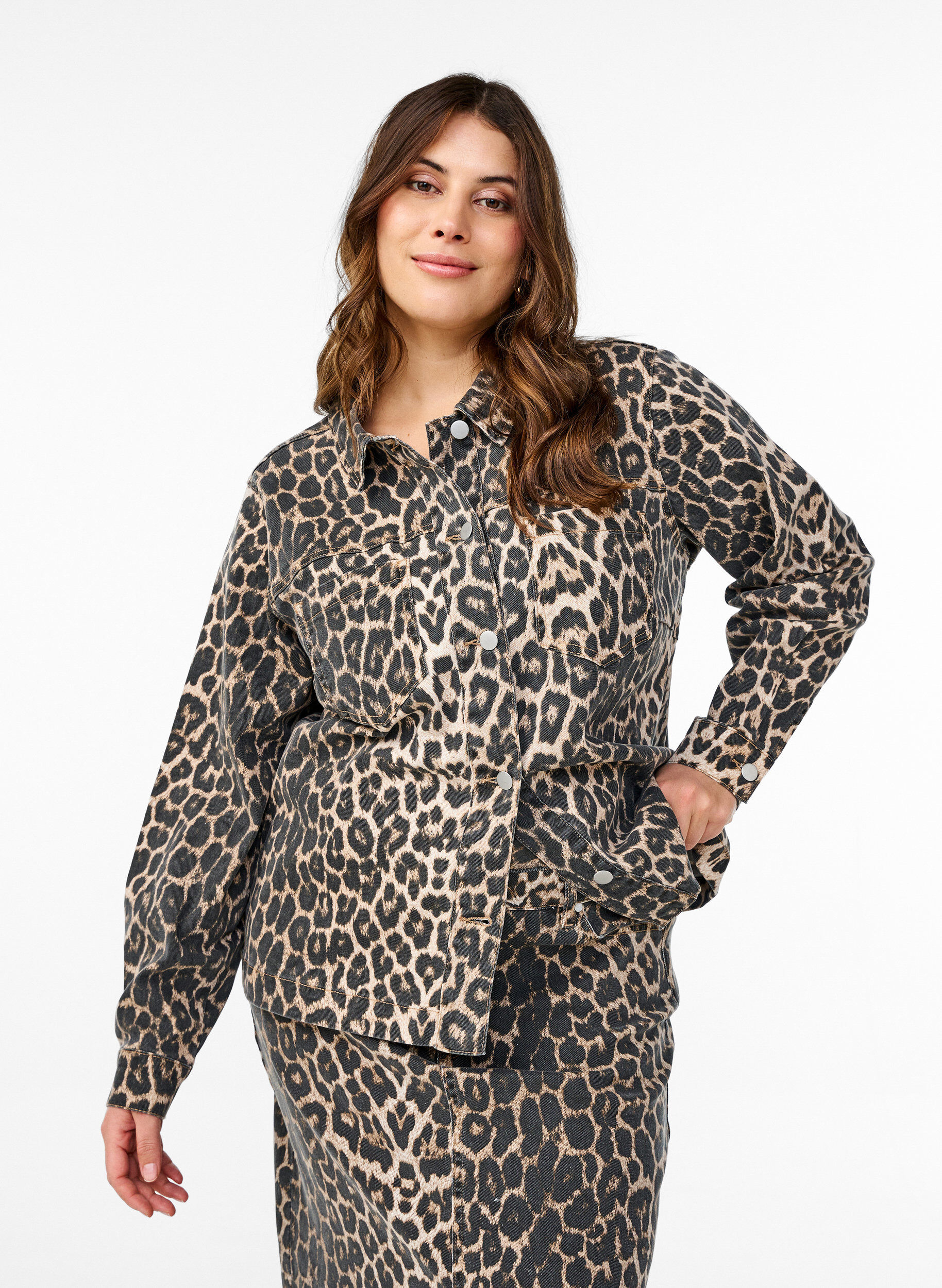 Veste en jean avec imprim&eacute; l&eacute;opard et poches de poitrine, Marron, Model