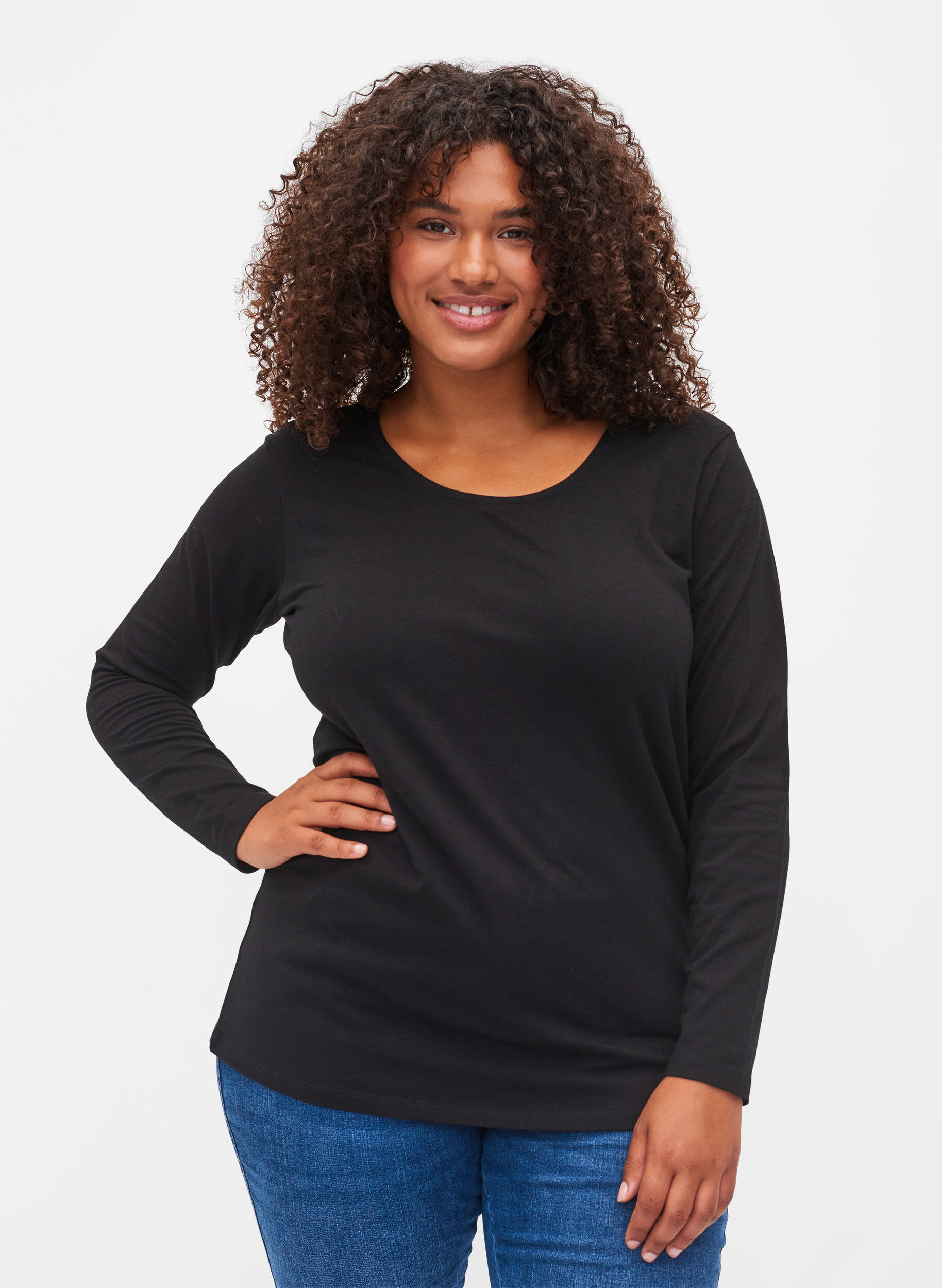 Zizzi Top basique uni en coton, Solid Black, Model image number 0