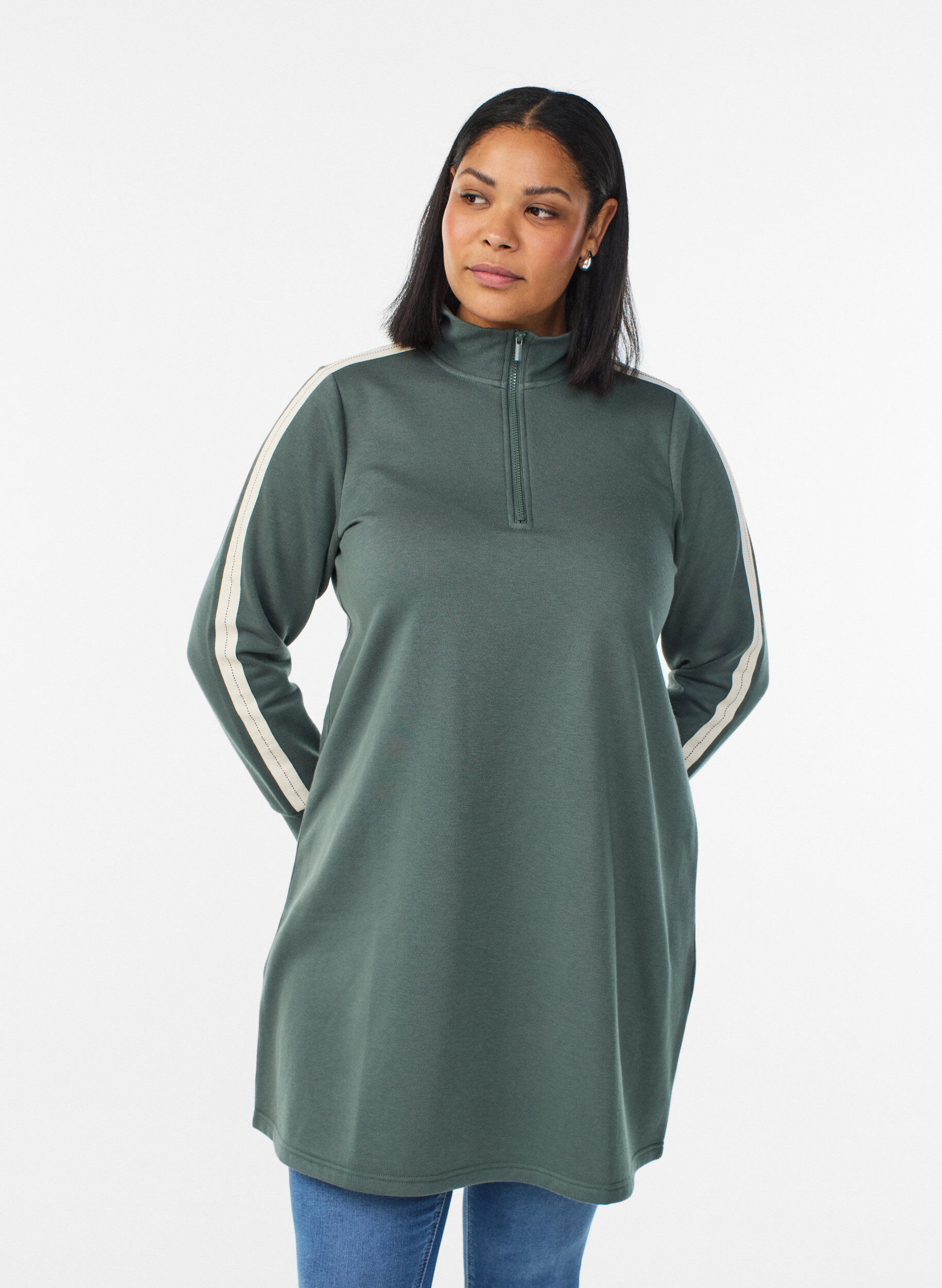 Zizzi Robe sweat-shirt courte &agrave; col montant, Vert, Model image number 0