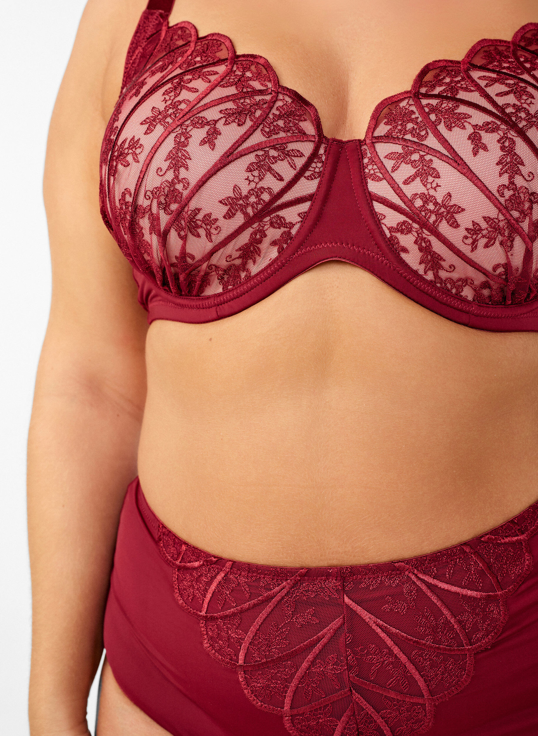 Zizzi Soutien-gorge avec dentelle brod&eacute;e et bonnets moul&eacute;s, Bordeaux fonc&eacute;, Model image number 3