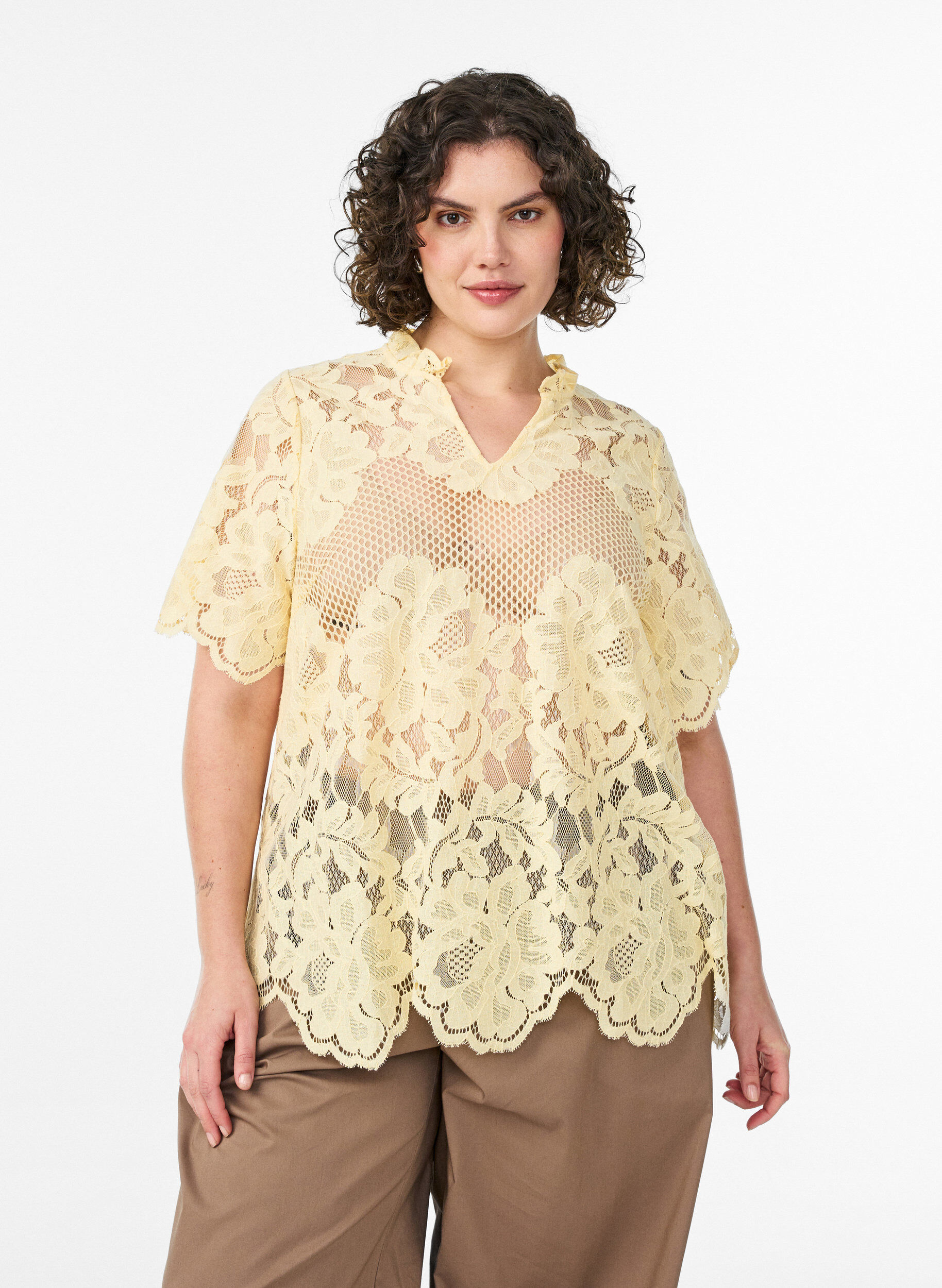 ZizziBlouse en dentelle avec col &agrave; volants et manches courtes, Jaune clair, Model image number 0